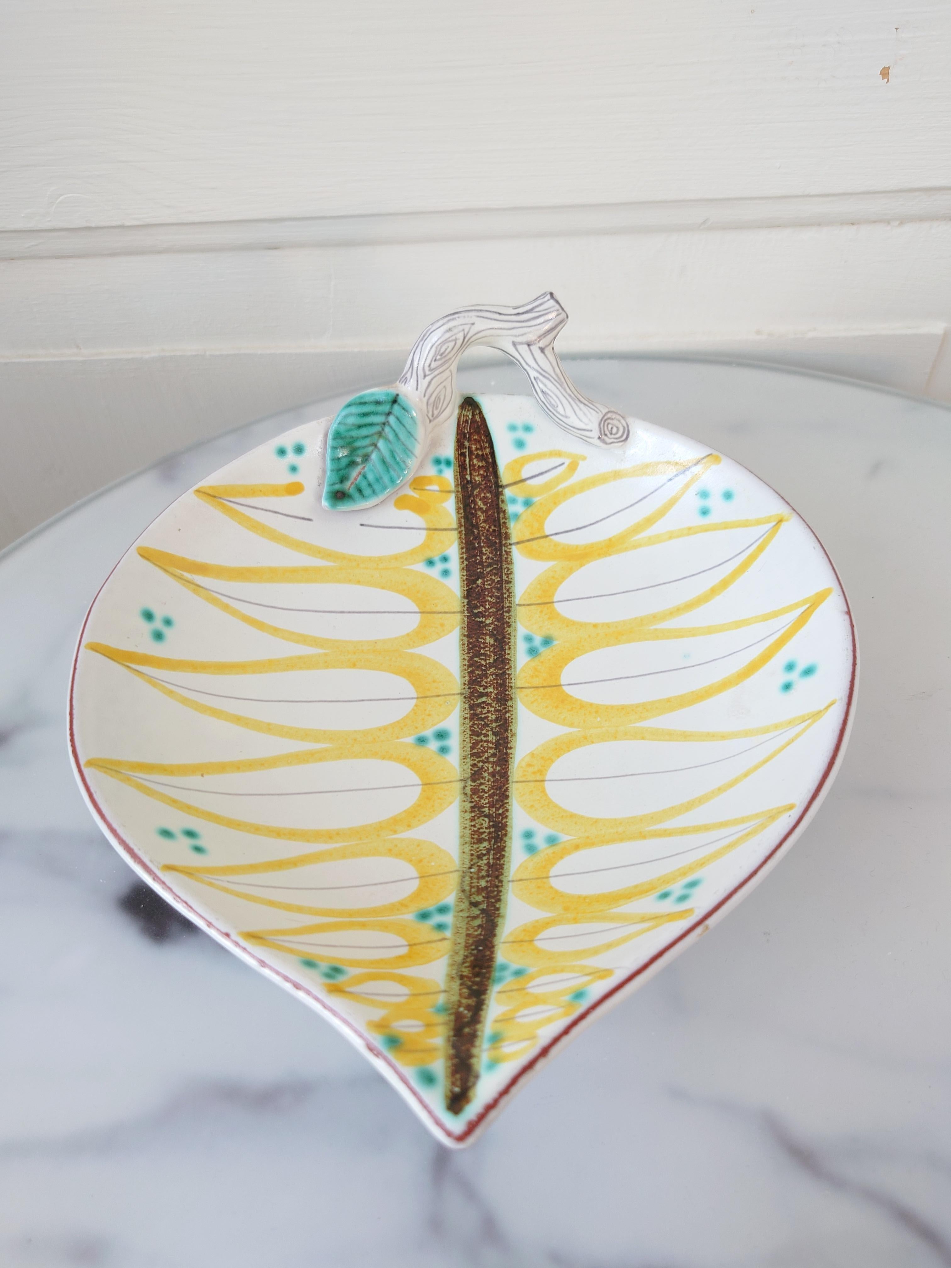 Bol décoratif en forme de feuille  Ffaience par Stig Lindberg Suède, vers 1950.
Très bon état. Couleur jaune et blanche.
Un artiste touche-à-tout, Stig Lindberg  a été accompli dans les domaines du design industriel, du design textile, de la