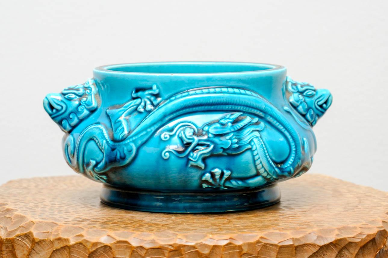 Bowl inspired by Chinese ceramics with dragon in blue color.
Signed .
Similar model in the MET collection in NY.