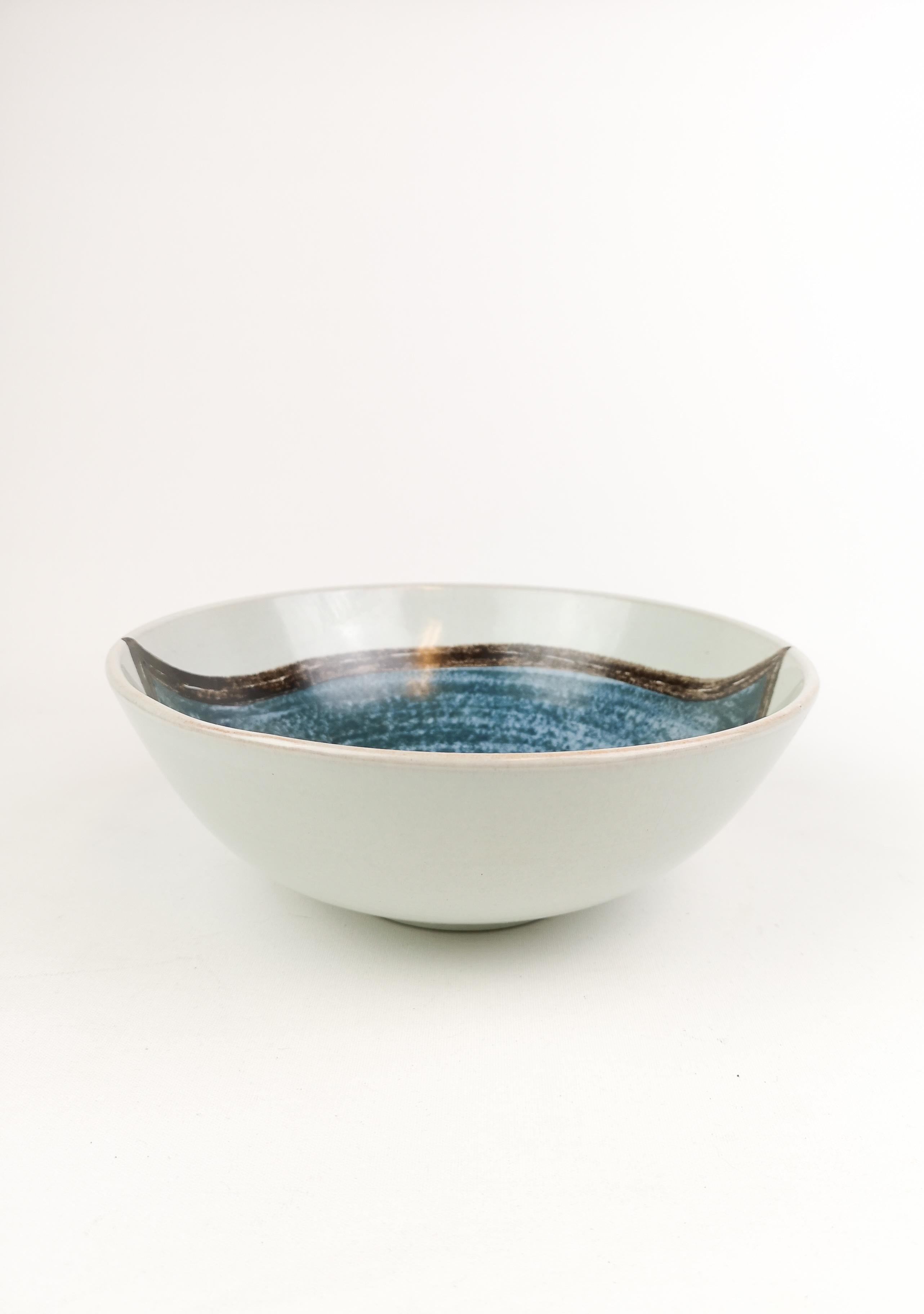 This bowl is a collaboration between Stålhane and Laukkanen. The bowl itself is unique and its form and patterns is incredibly good. 

Very nice condition.

Measures. 24 cm D, 9 cm H.
 