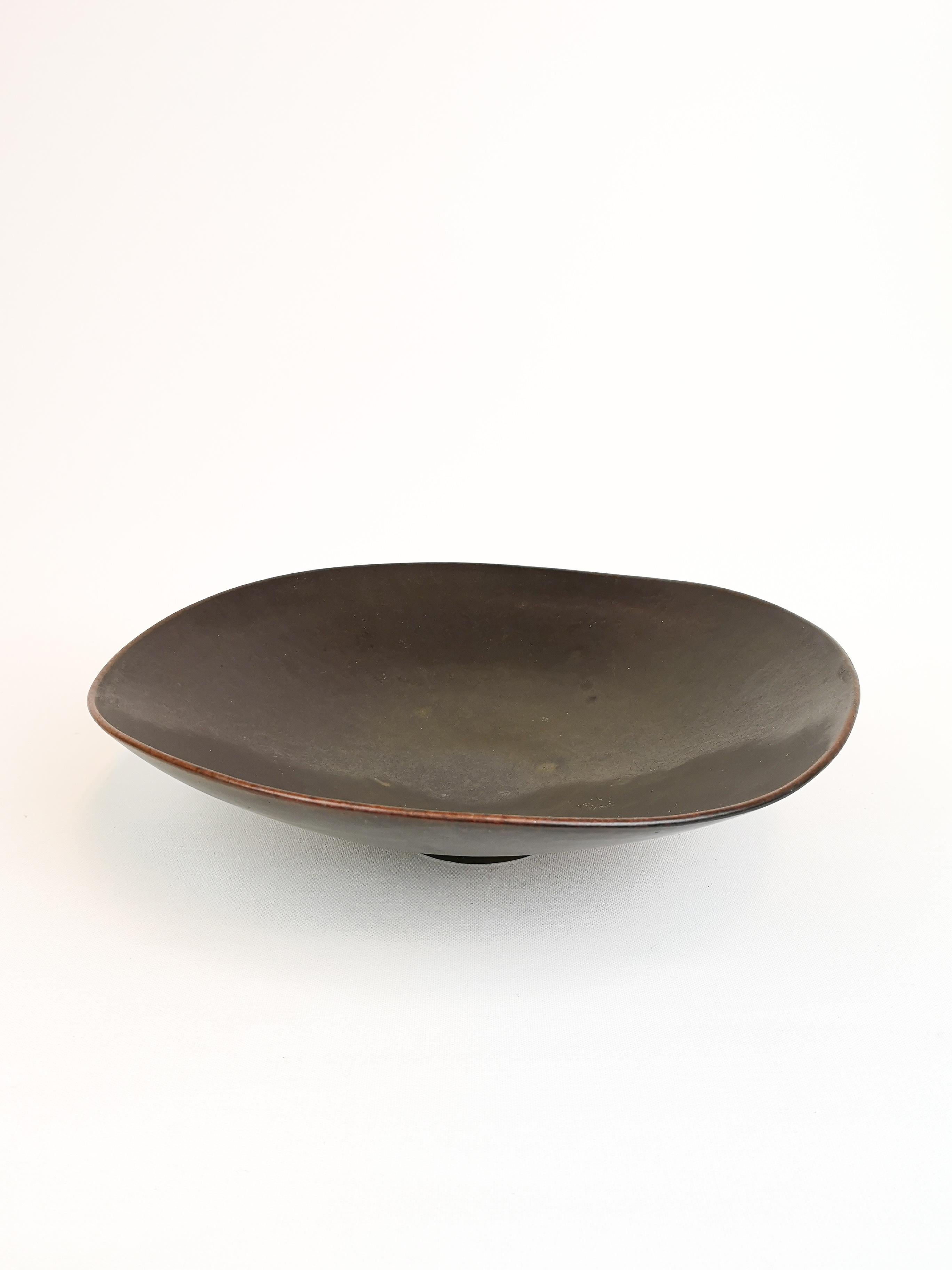 This bowl made in Sweden 1950s for Rörstrand and designed by one of the great during that period Carl-Harry Stålhane. It’s a footed bowl with brown haresfur glaze.
It’s in good condition. 

Measures D 29 cm, H 7 cm.

    