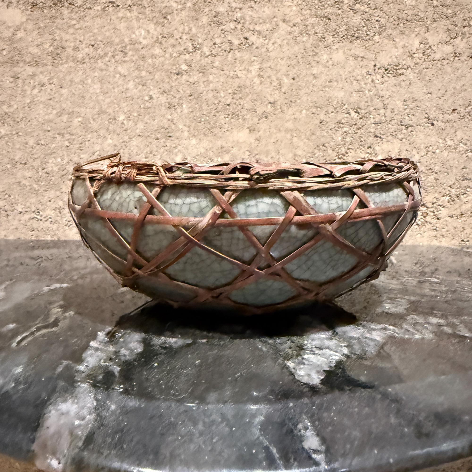 Cuenco de cerámica china Celadón Vidriado craquelado Moderna de mediados de siglo Moderno de mediados de siglo en venta