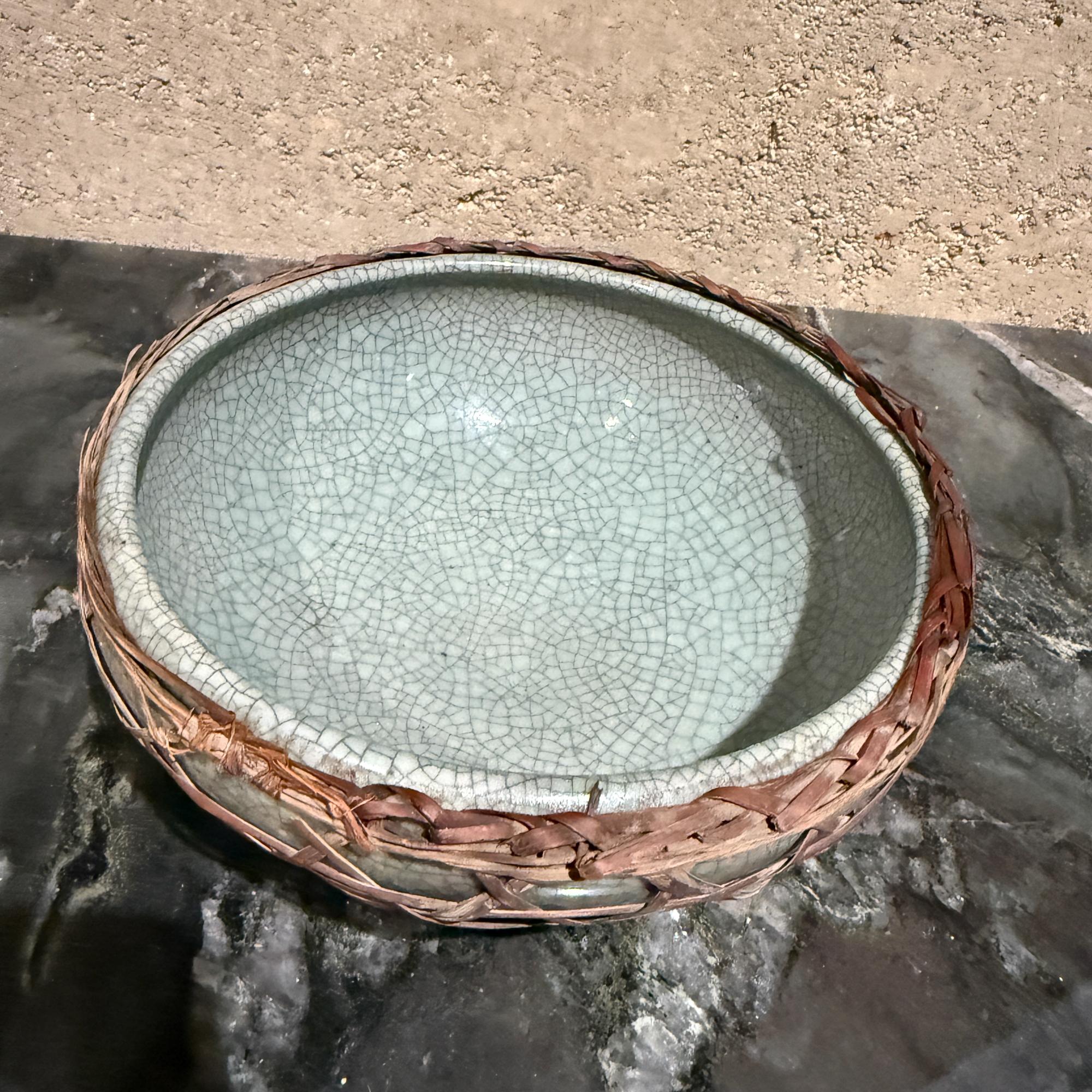 Cuenco de cerámica china Celadón Vidriado craquelado Moderna de mediados de siglo Patinado en venta