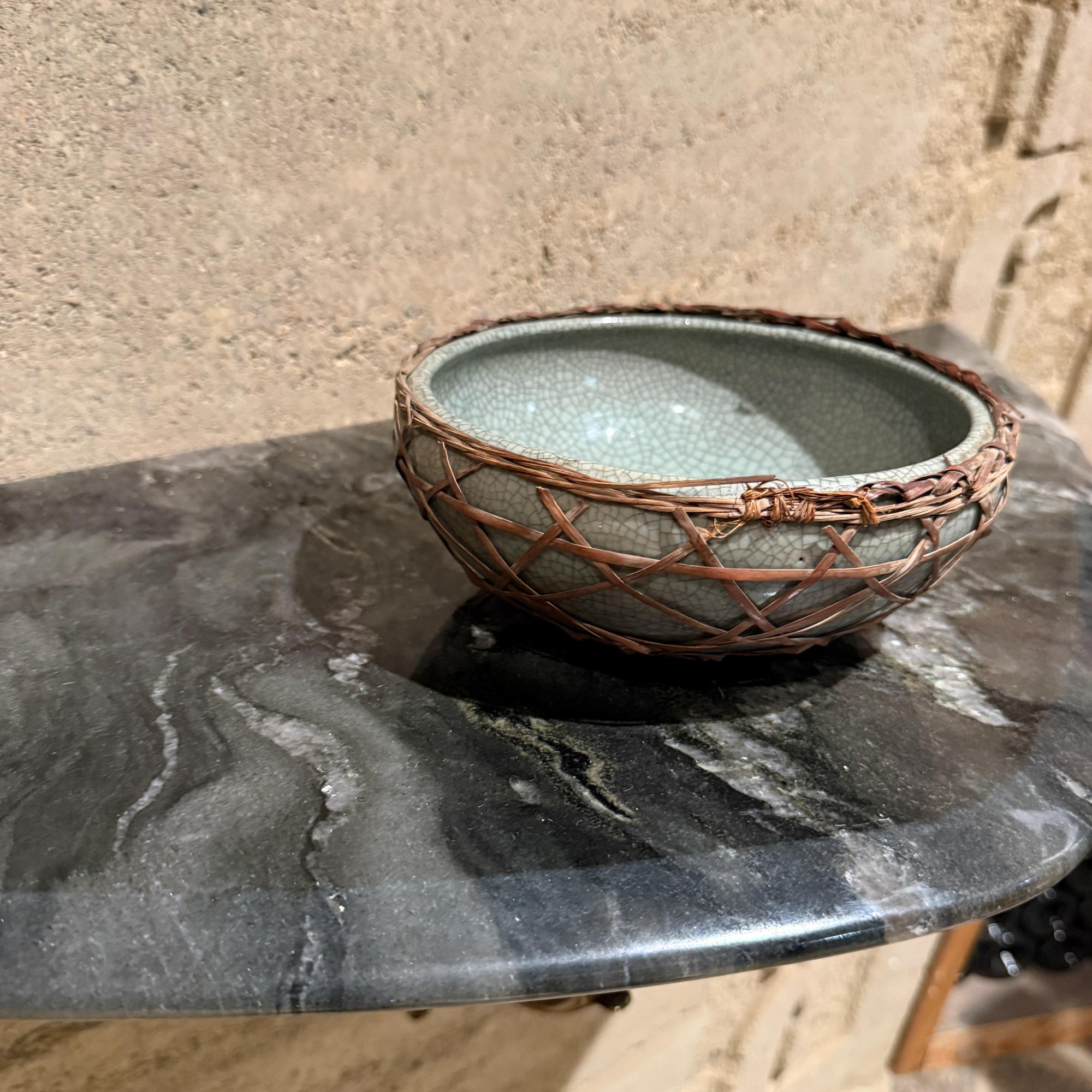 Cuenco de cerámica china Celadón Vidriado craquelado Moderna de mediados de siglo en Bastante bueno estado para la venta en Chula Vista, CA