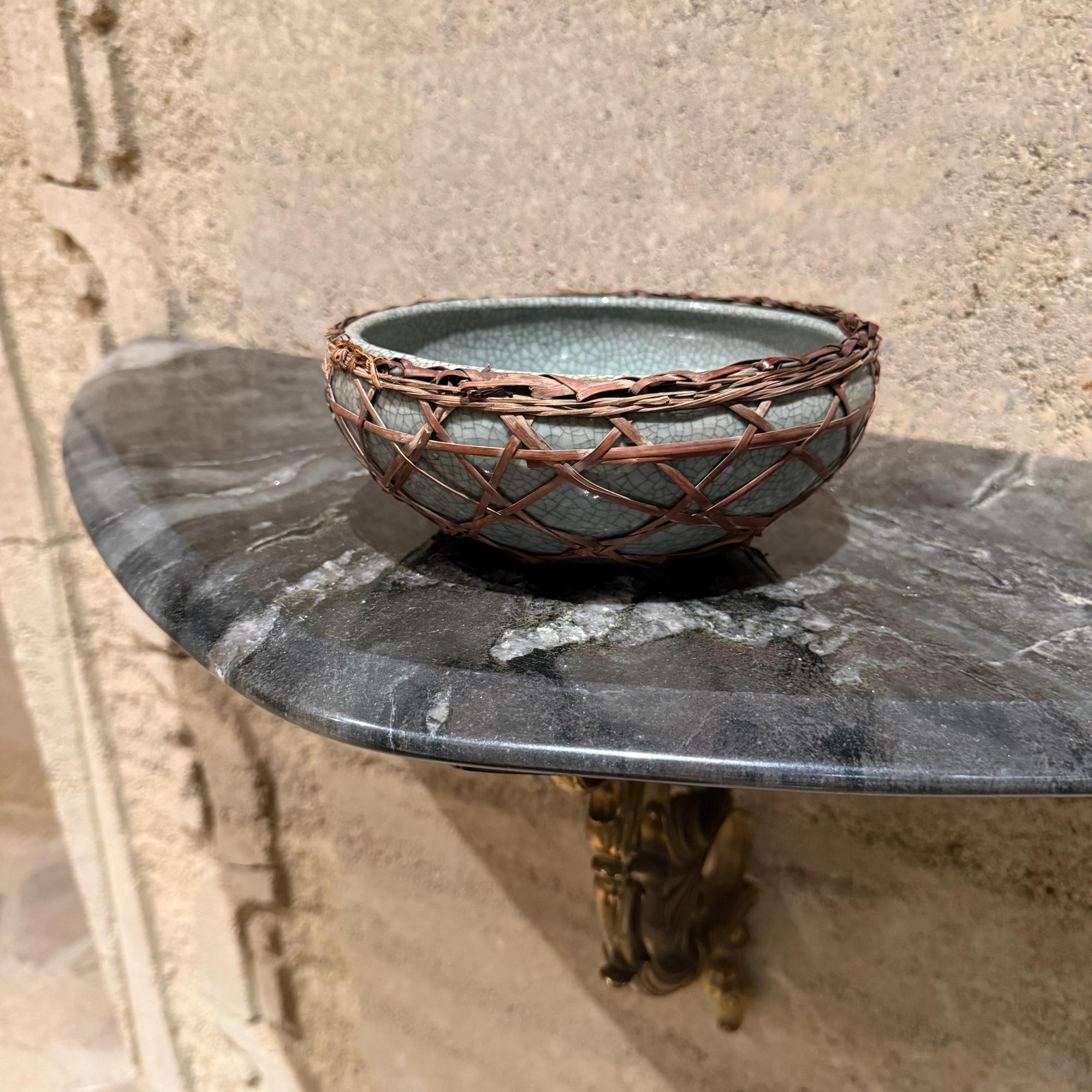 Cuenco de cerámica china Celadón Vidriado craquelado Moderna de mediados de siglo mediados del siglo XX en venta