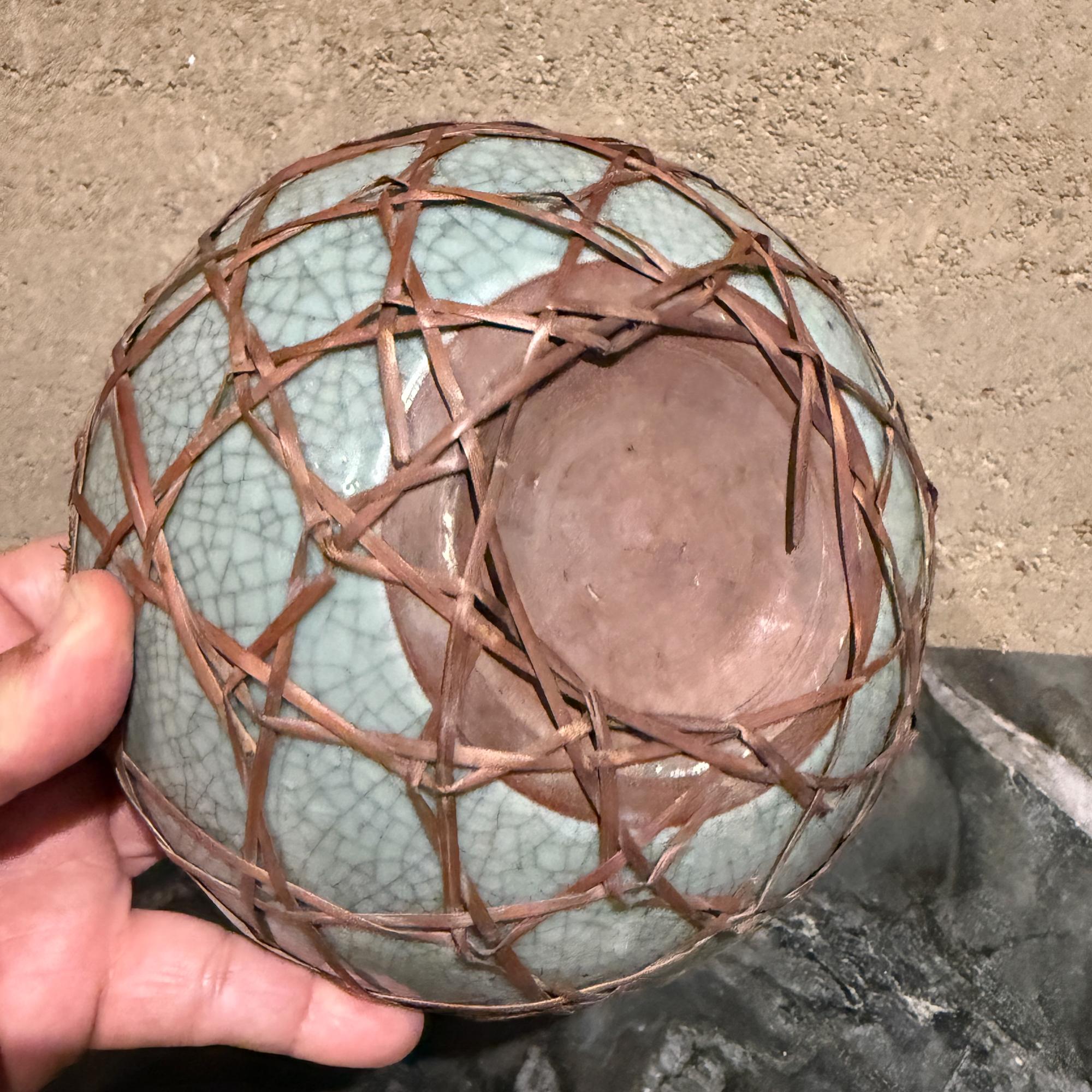 Cuenco de cerámica china Celadón Vidriado craquelado Moderna de mediados de siglo Alfarería en venta