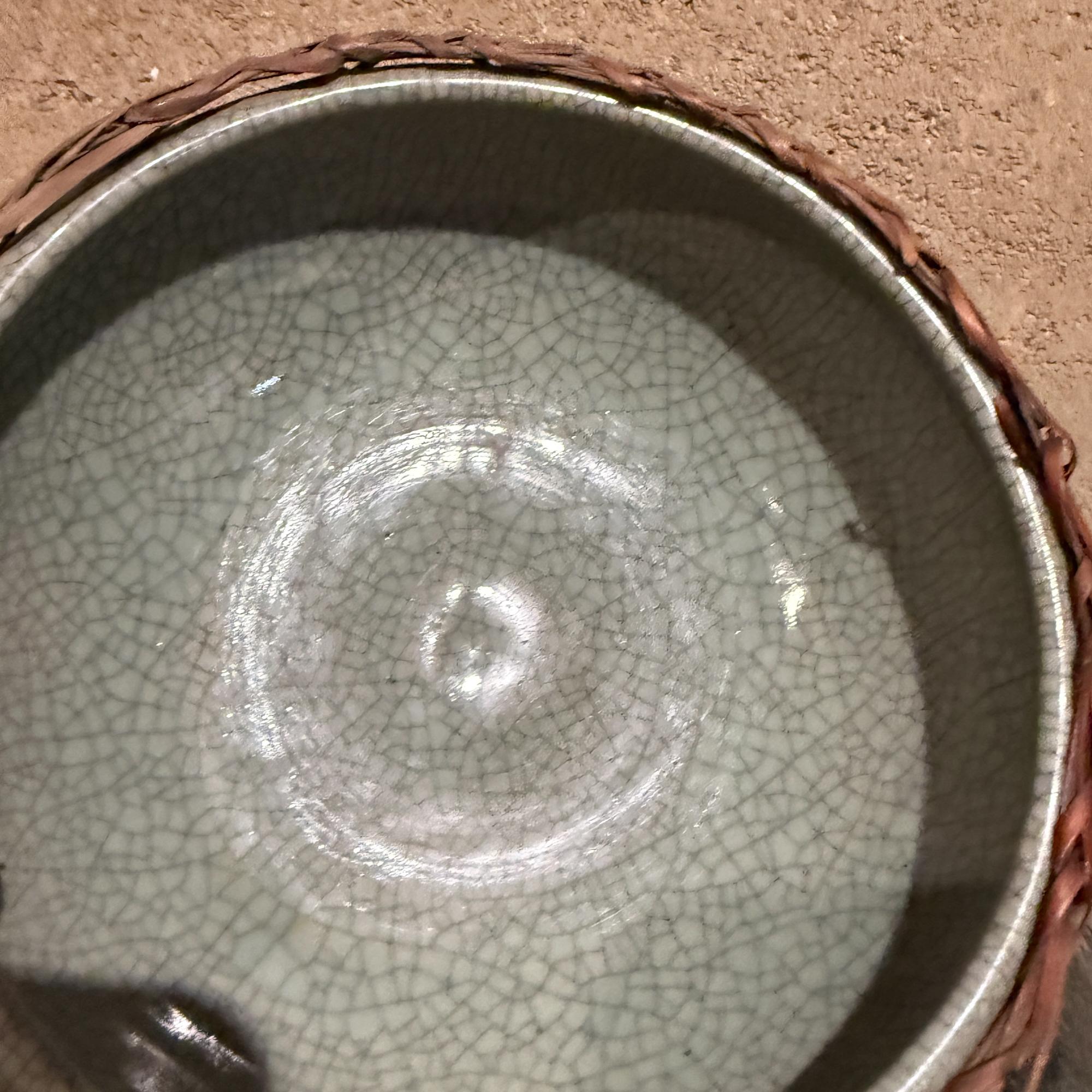 Cuenco de cerámica china Celadón Vidriado craquelado Moderna de mediados de siglo en venta 2