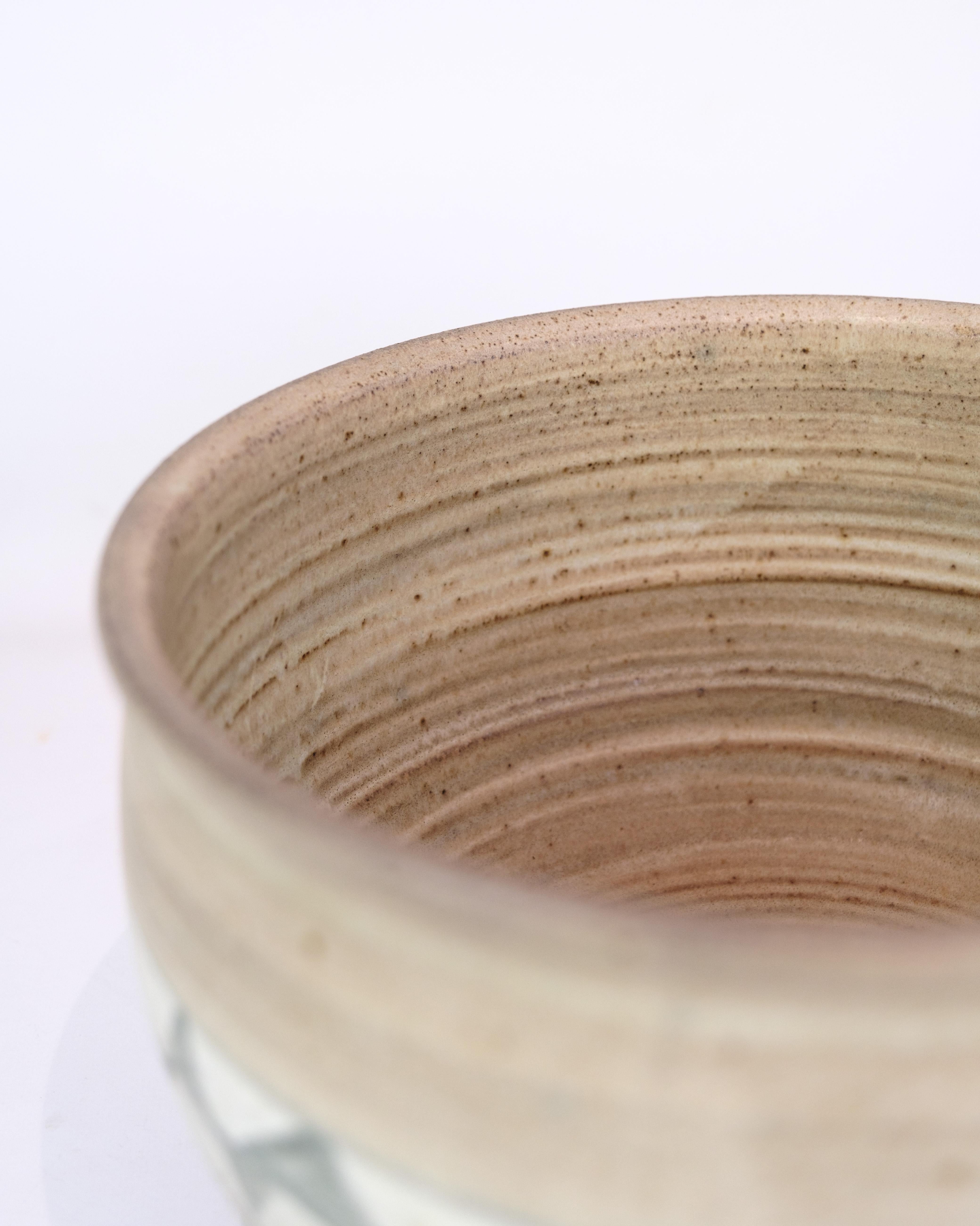 Cuenco de cerámica decorado con motivos firmado por Kegnæs Ceramics De los años 60 Moderno de mediados de siglo en venta