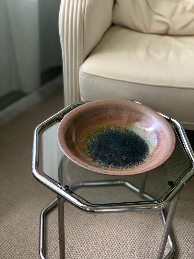 Mid-Century Modern Grand bol décoratif en céramique moderne du milieu du siècle dernier avec glaçure à la lave grasse - 20e siècle en vente
