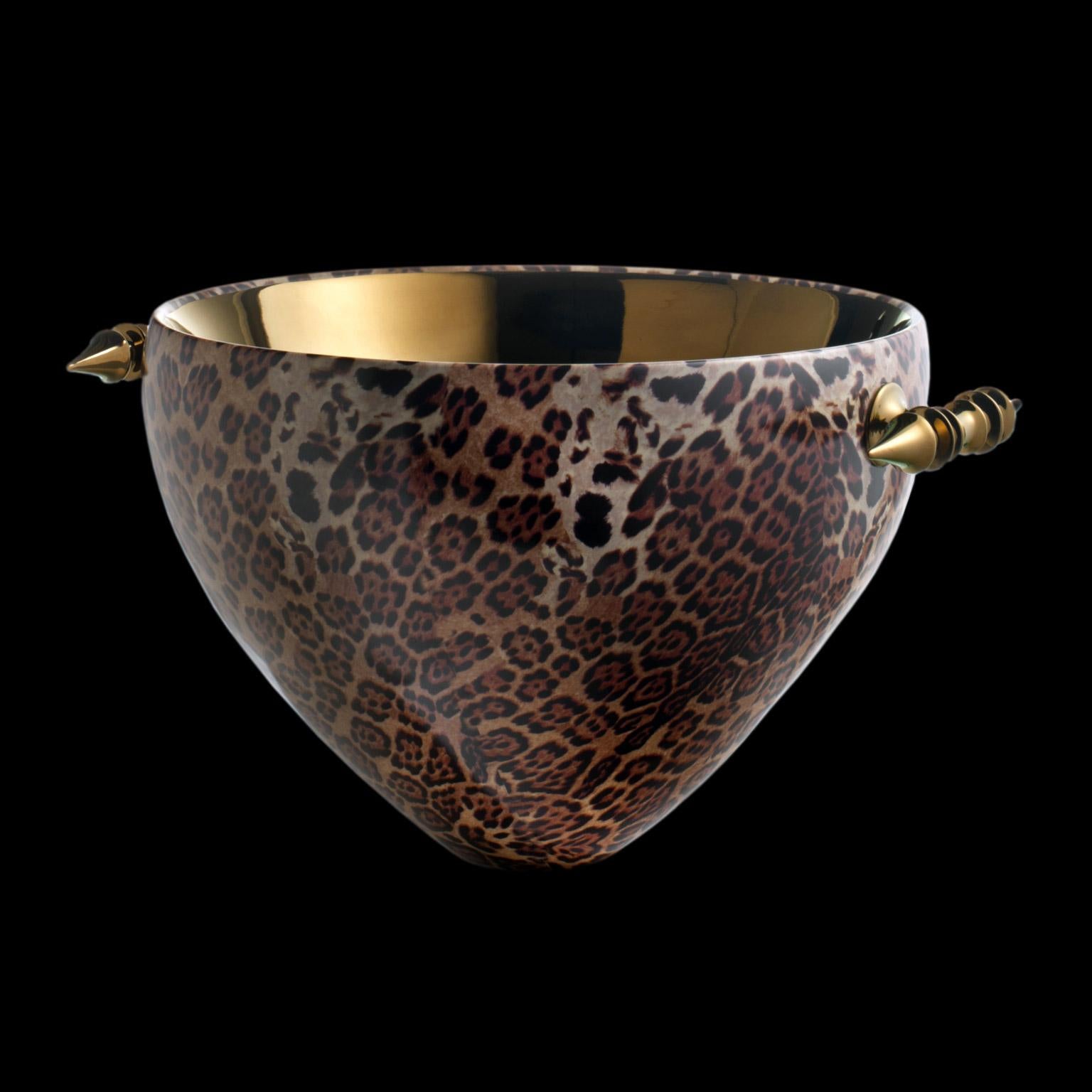 Ceramic bowl GABRIEL, leopard decorated with inside and handles handcrafted in bronze

code CP036H
measures: H. 40.0 cm. - Dm. 70.0 cm.