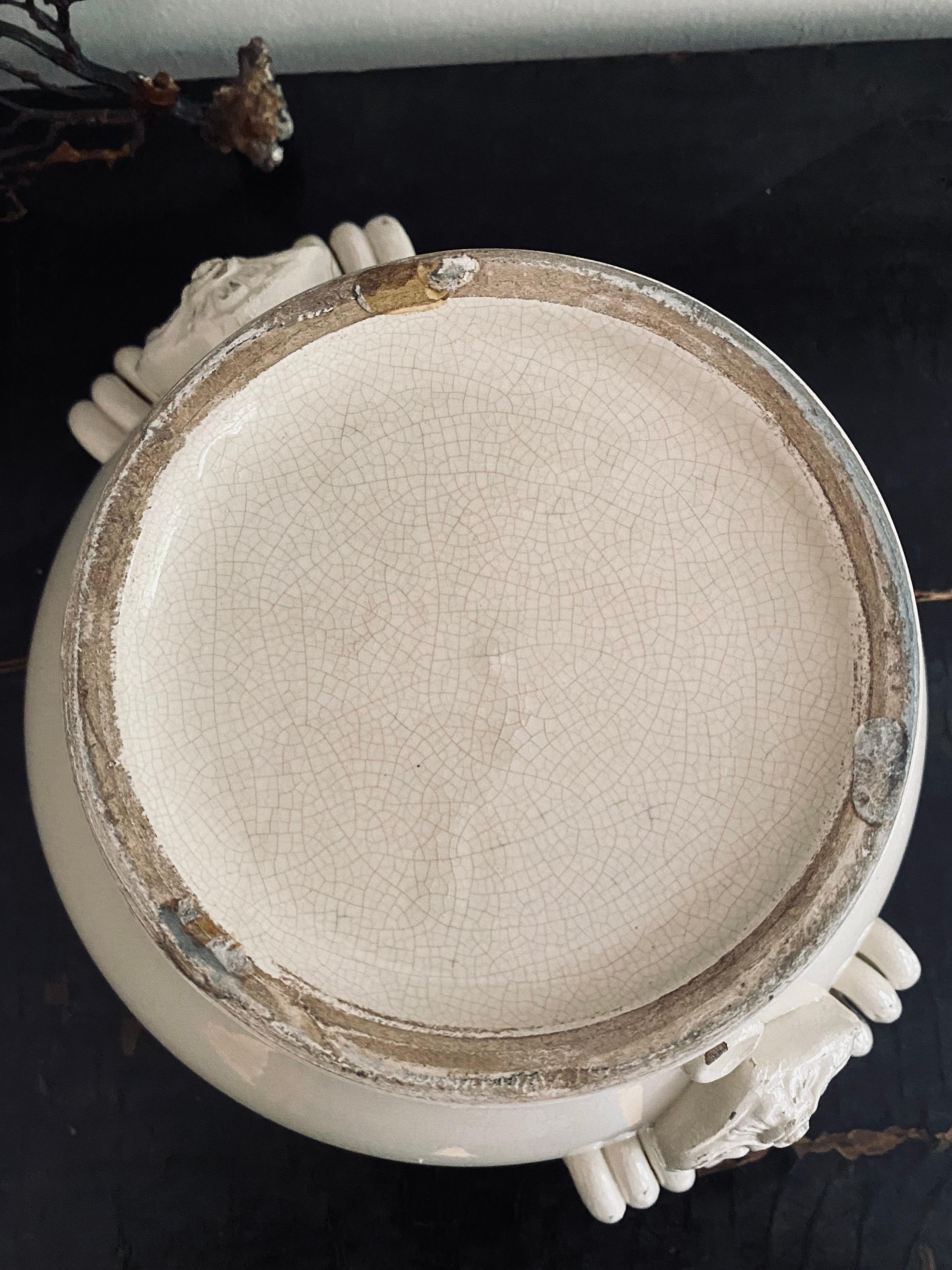  Bol en céramique, de couleur ivoire avec glaçure craquelée et application en masqueron en vente 13