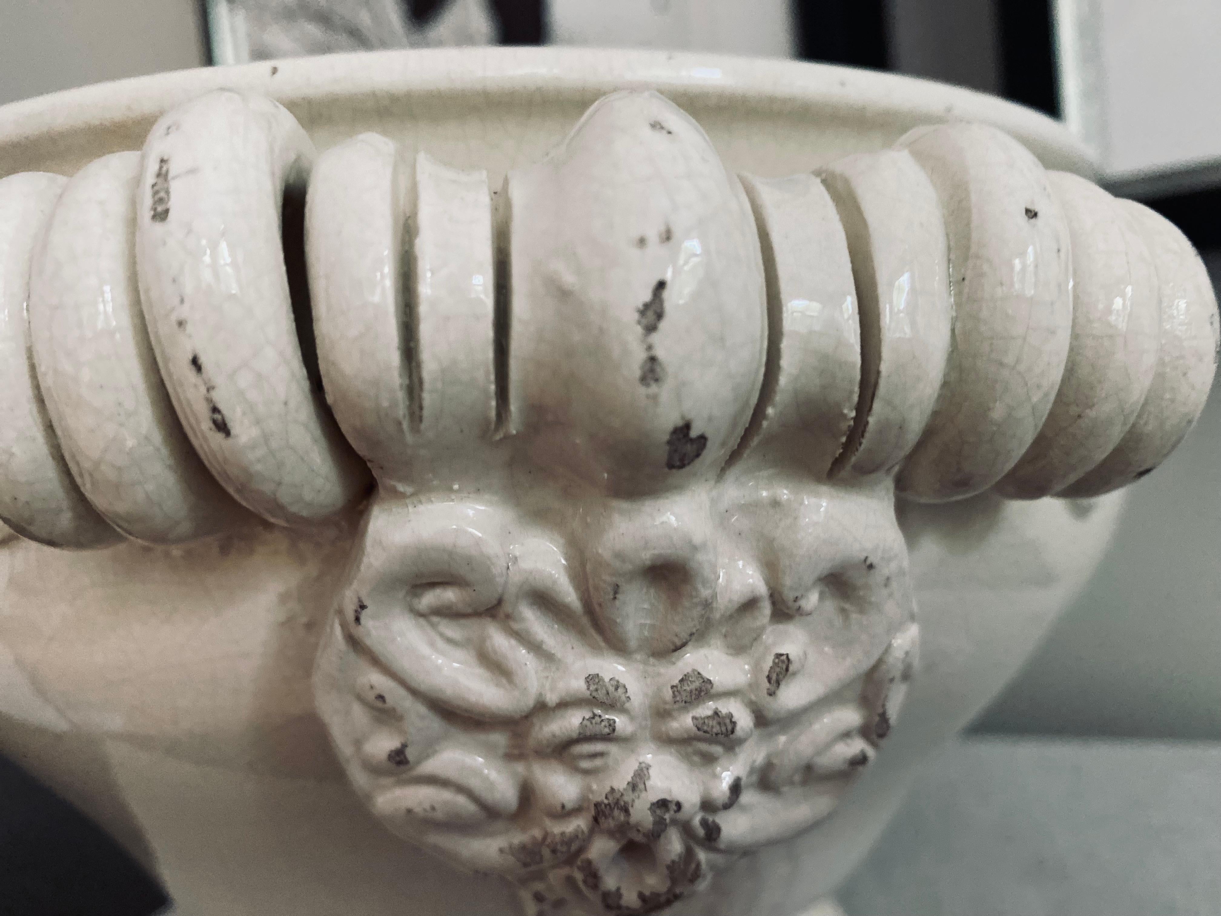 Céramique  Bol en céramique, de couleur ivoire avec glaçure craquelée et application en masqueron en vente