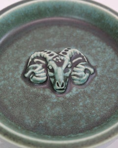 Bol en céramique à tête de bélier en émail vert par Hugo Liisbjerg Made By Saxbo