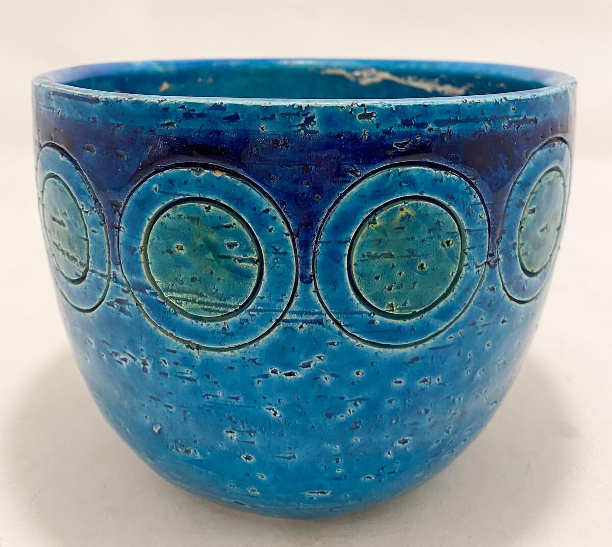 Cuenco de cerámica de la serie Rimini Azul de Aldo Landi para Bitossi, Italia, 1960

Bitossi es una identidad histórica de la manufactura italiana, presente desde la segunda mitad del siglo XIX en la zona de Montelupo Fiorentino, en la Toscana. La