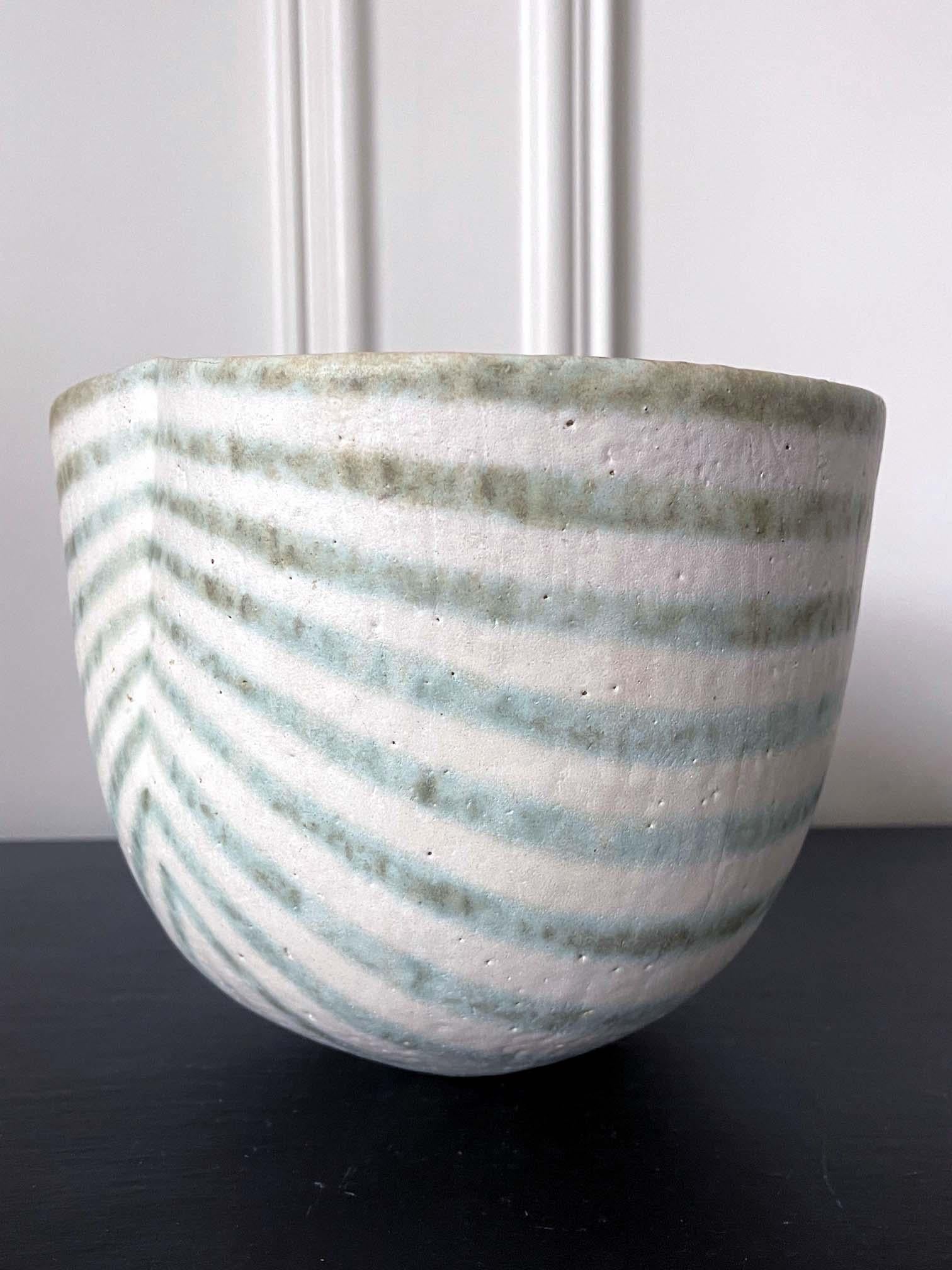 Vase en forme de bol en céramique de l'atelier de poterie britannique John Ward en vente 4