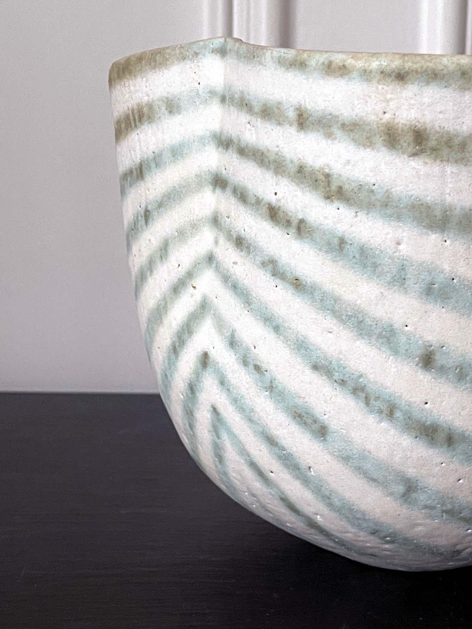 Vase en forme de bol en céramique de l'atelier de poterie britannique John Ward en vente 6
