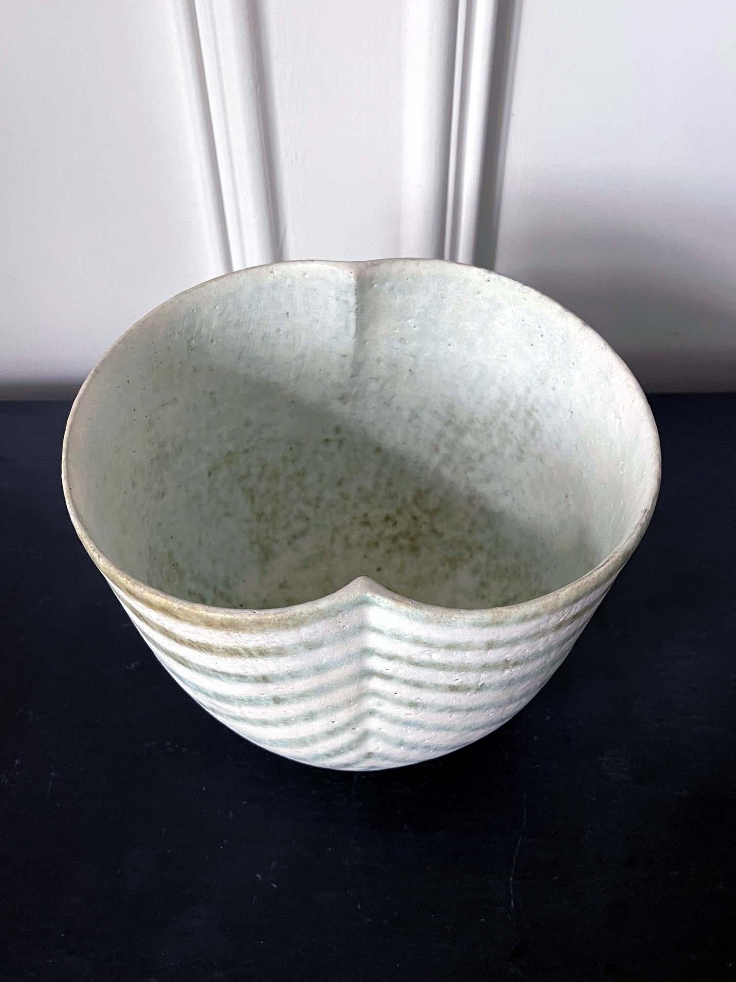 Vase en forme de bol en céramique de l'atelier de poterie britannique John Ward Bon état - En vente à Atlanta, GA