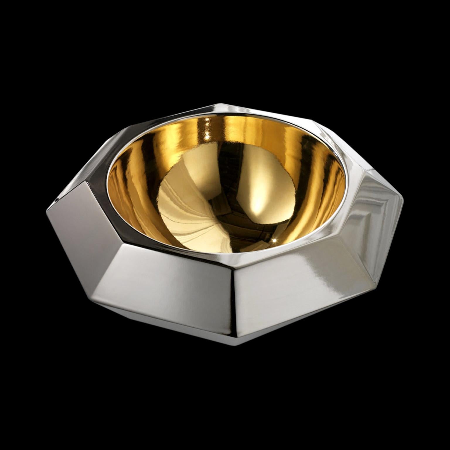Ceramic bowl, handcrafted in 24-karat gold inside and platinum outside
Talia- code DD022. Measures: H. 22.0 cm. - Dm. 60.0 cm.