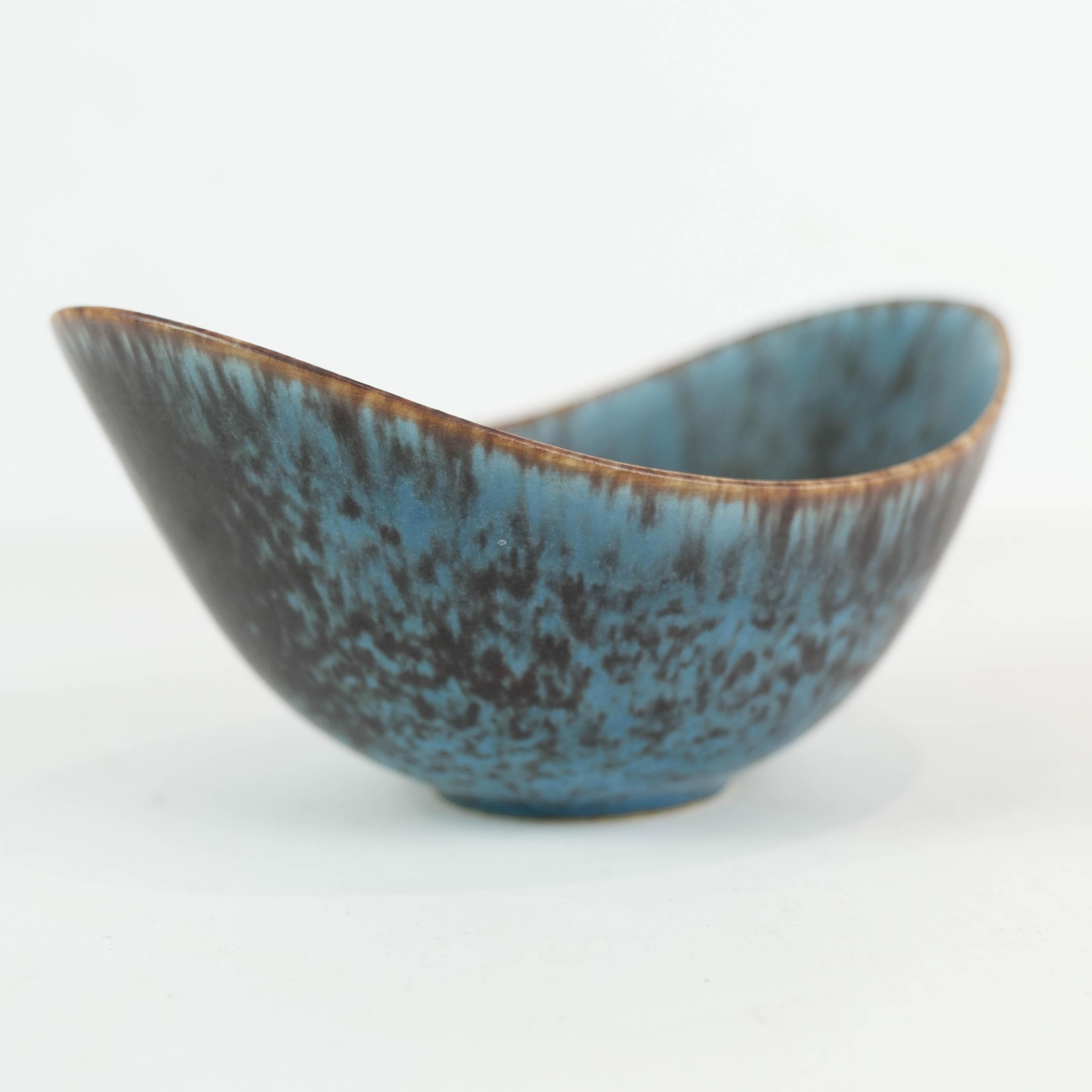 Ceramic bowl with blue and brown glace by the artist Gunnar Nylund for Rørstrand. The bowl is in great vintage condition.