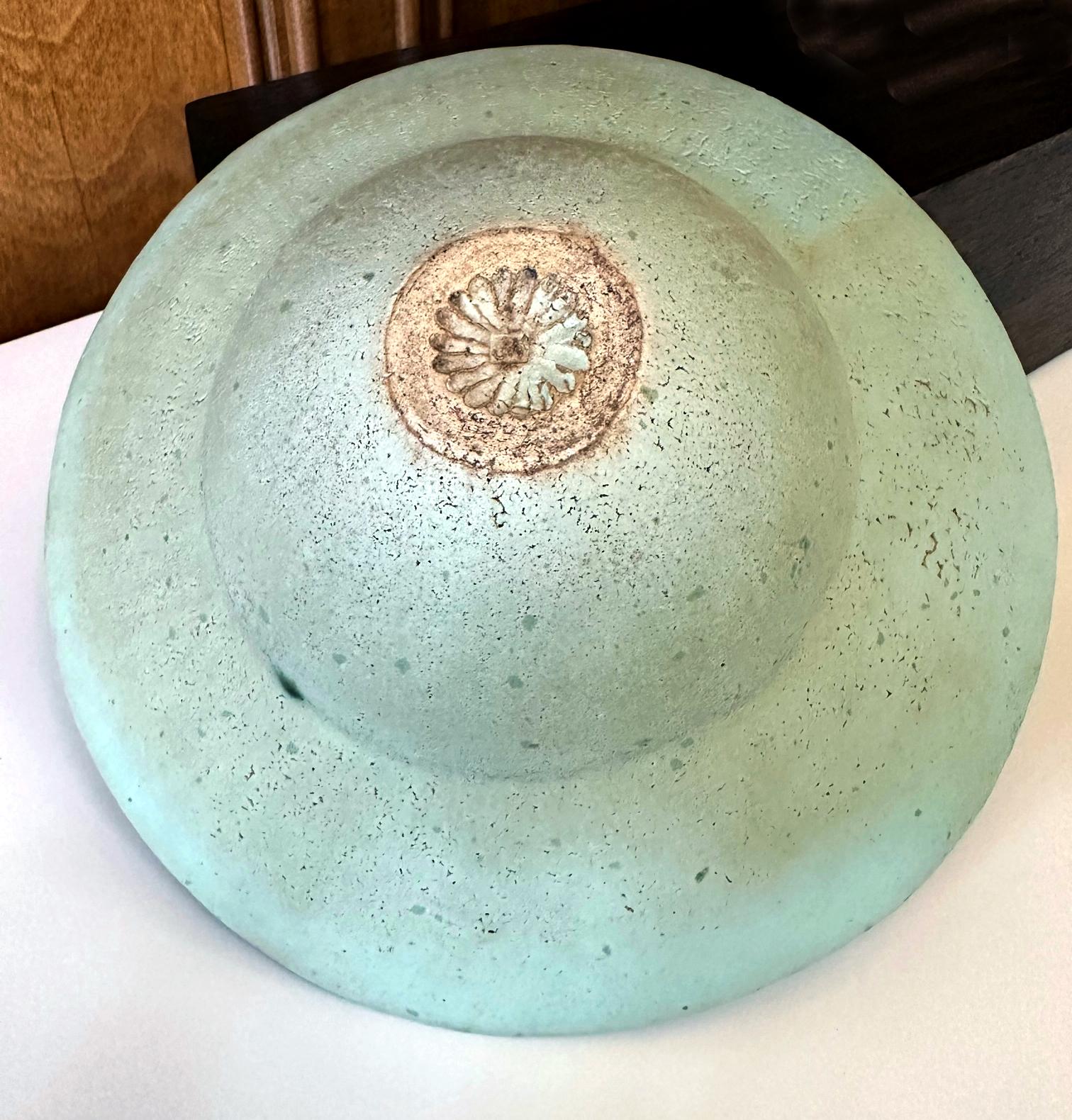 Céramique Bol en céramique avec bord latéral chantourné de John Ward  en vente
