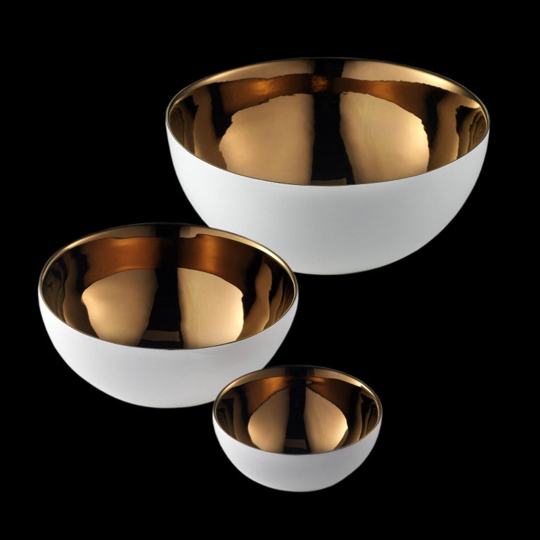 Set of ceramic bowls enameled outside, hand-finished bronze (platinum o 24kt gold) inside
- Measures: BA111 - H.5 cm. x Dm 11 cm.
- BA119 - H. 8,5 cm. x Dm 19 cm.
- BA127 - H. 12,5 cm. x Dm 27 cm.

- Set with BA111+BA119+BA127 - fully enamel
