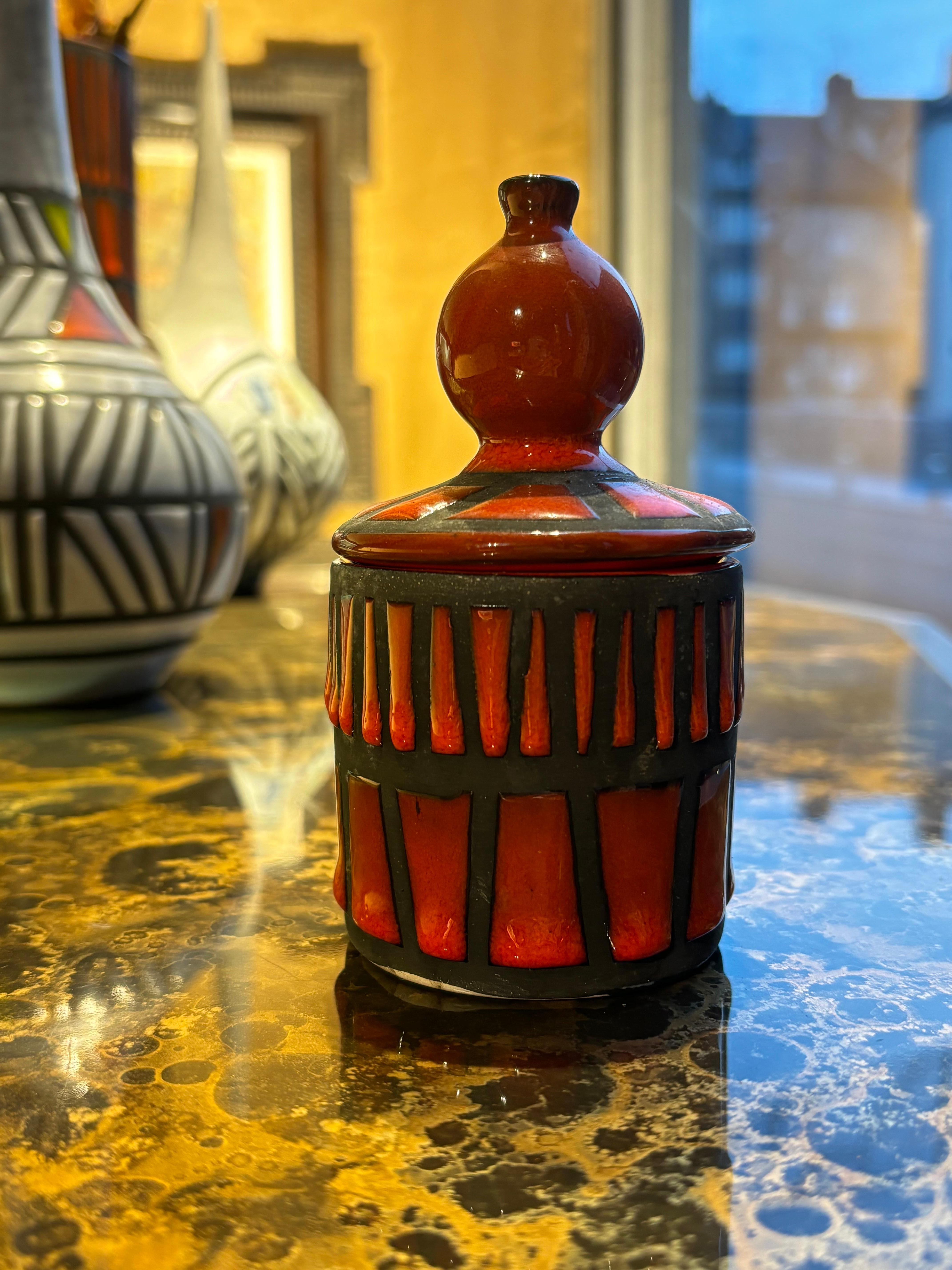 Roger Capron 
Boîte à rouleaux en céramique émaillée rouge.
Signé dans le cul
Circa 1950 
