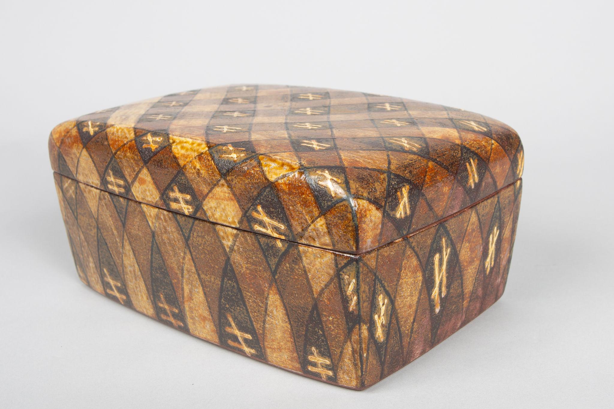 Showa period (1926-1989) box with continuous geometric plaid design. Signature reads: Dosen.