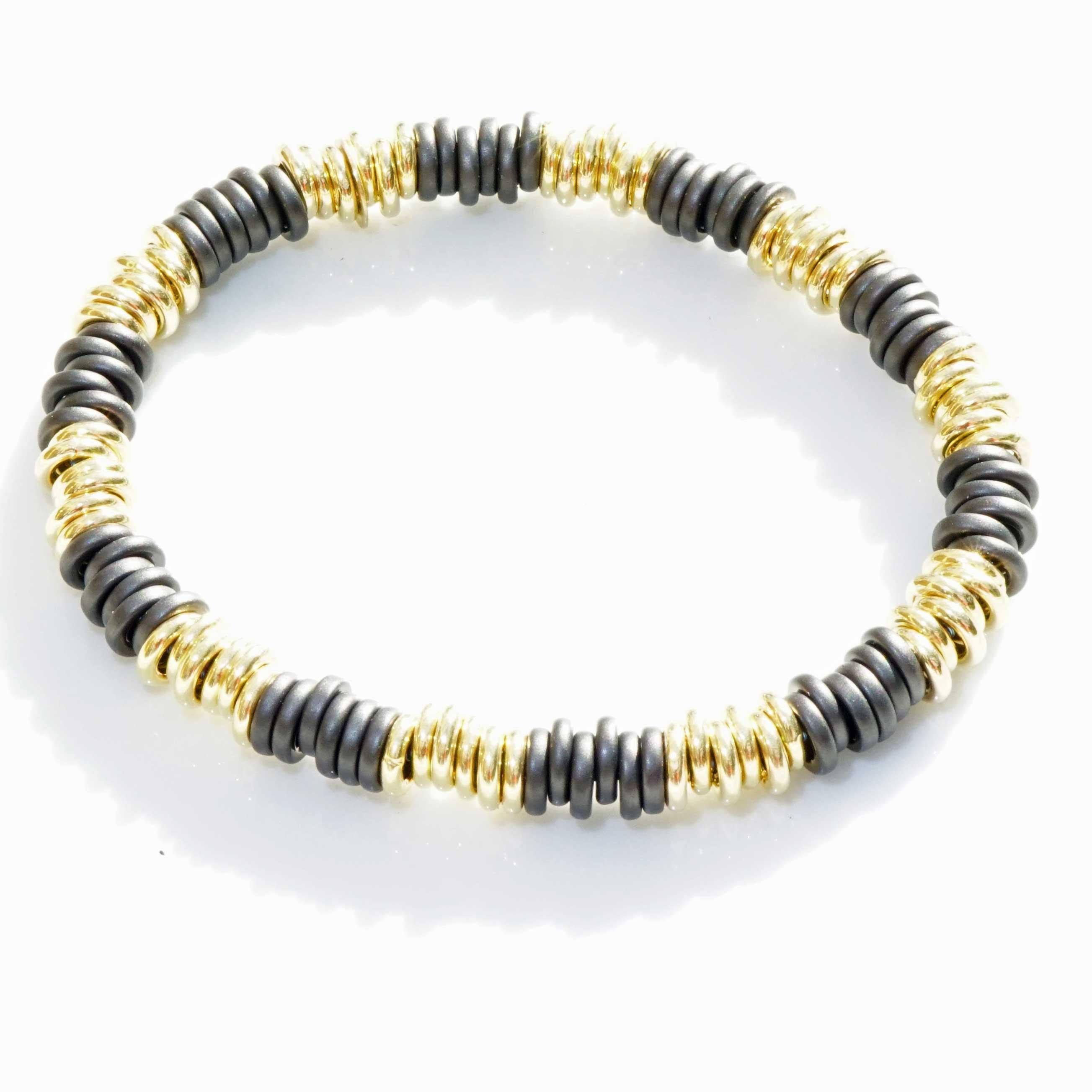de la collection populaire Loop du fabricant de bijoux Silhouette Bentner de Pforzheim, bracelets modernes flexibles en céramique avec des rondelles en céramique et en or jaune 585, travaillés sur des ressorts en titane et donc extensibles et