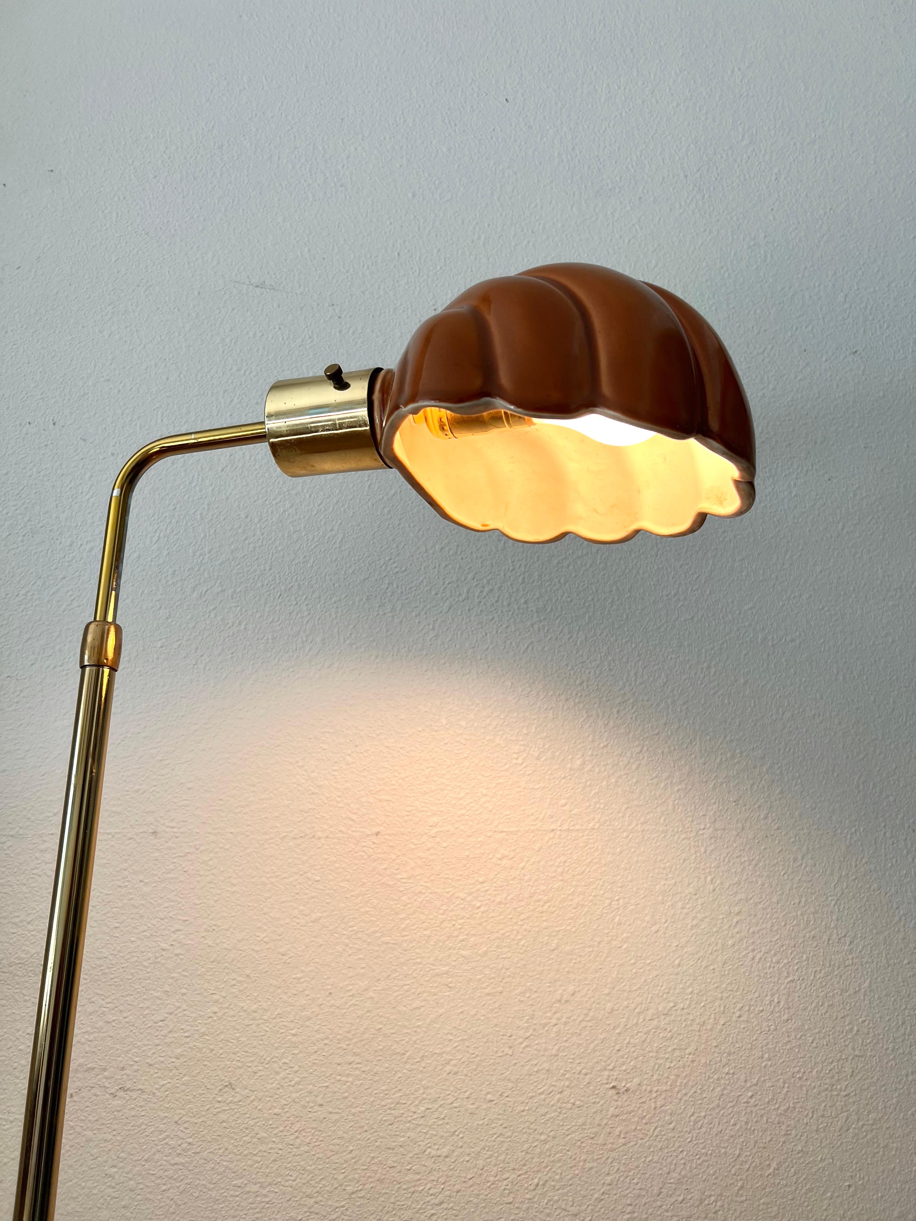 Ceramic brass Scallop Shell floor lamp  In Good Condition For Sale In Portland, OR