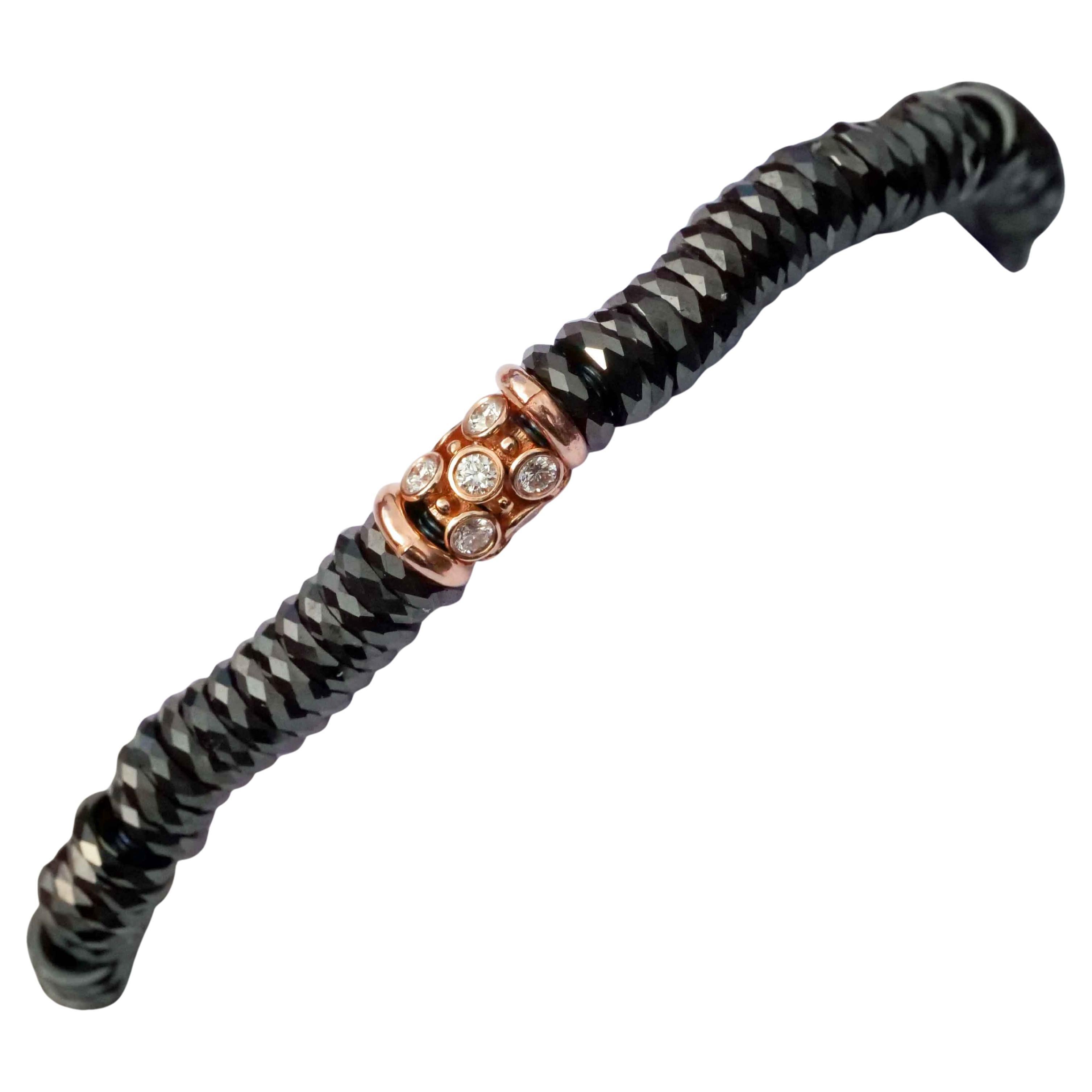 

 la collection populaire Loop du fabricant de bijoux Silhouette Bentner de Pforzheim, un bracelet à l'interprétation moderne avec des rondelles de céramique facettées à effet de vague (situées irrégulièrement les unes à côté des autres) avec cinq