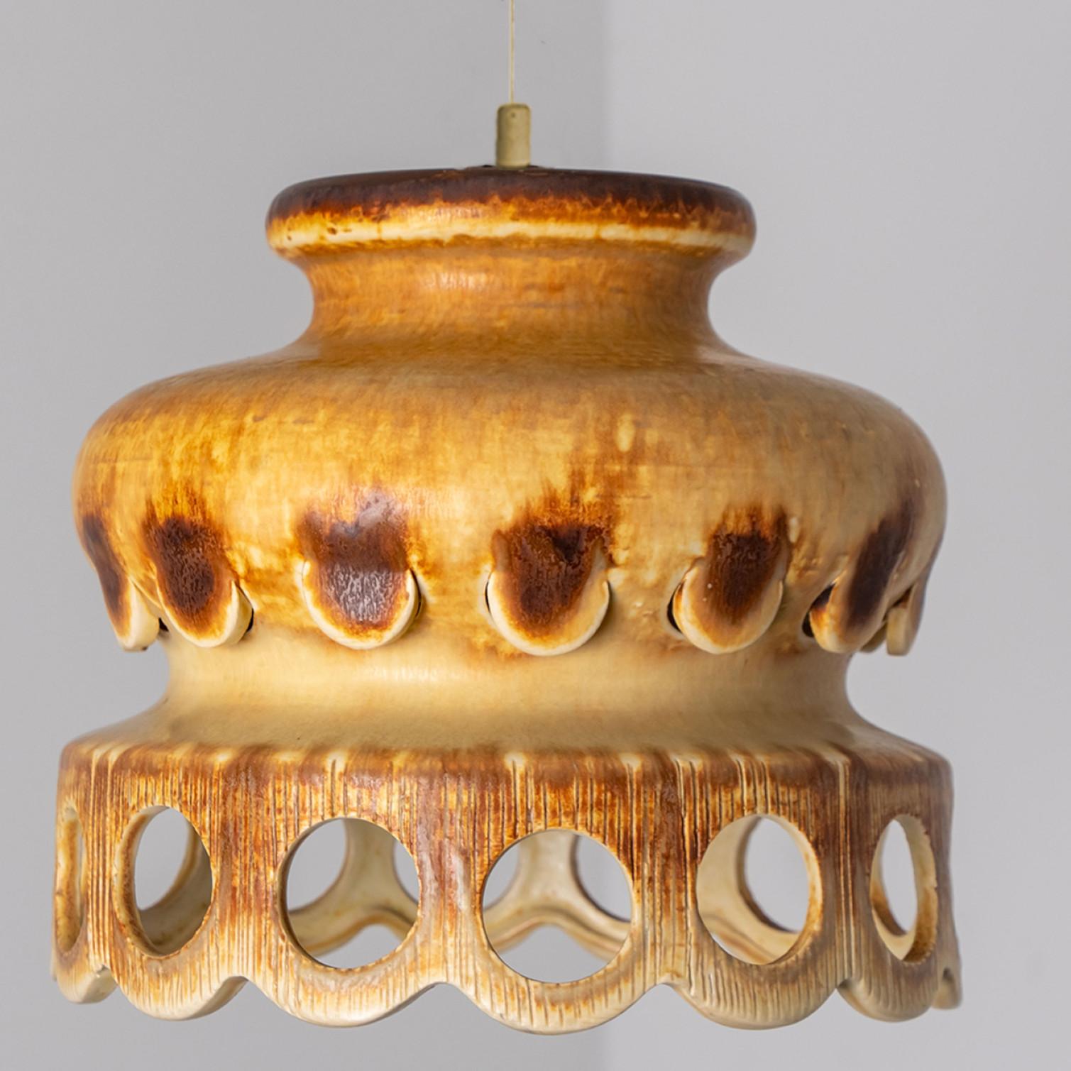 Wunderschöne runde Hängelampe mit einer halbrunden Form, hergestellt aus reichhaltiger terrafarbener brauner Keramik, hergestellt in den 1970er Jahren in Dänemark. Wir haben auch eine Vielzahl von einzigartigen farbigen Keramik-Licht-Sets und