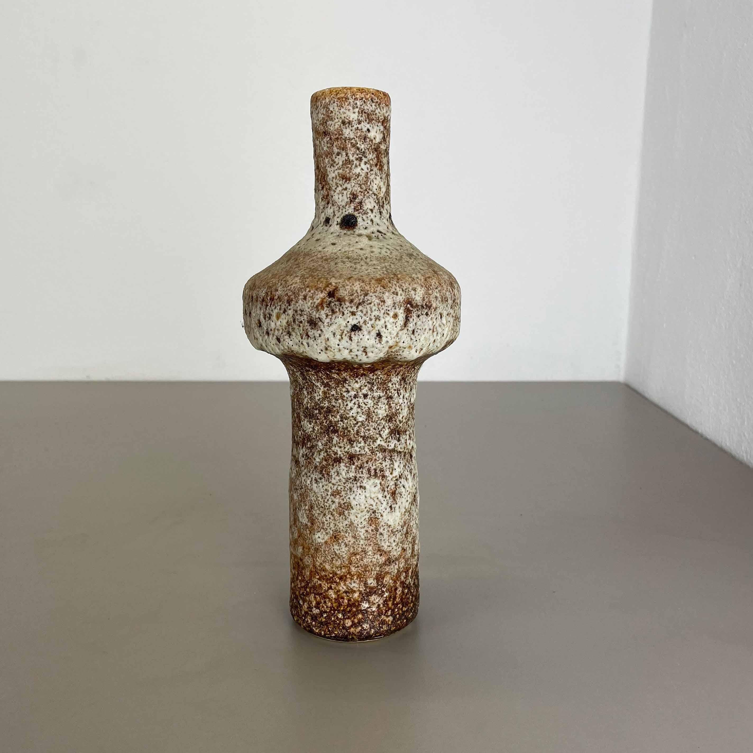 Article:

Ceramic vase


Producer:

VEST Ceramics, Netherlands



Decade:

1970s



this original vintage Studio Pottery vase was produced in the 1970s by Vest Ceramics, Netherlands. it is made of solid ceramic and with a very