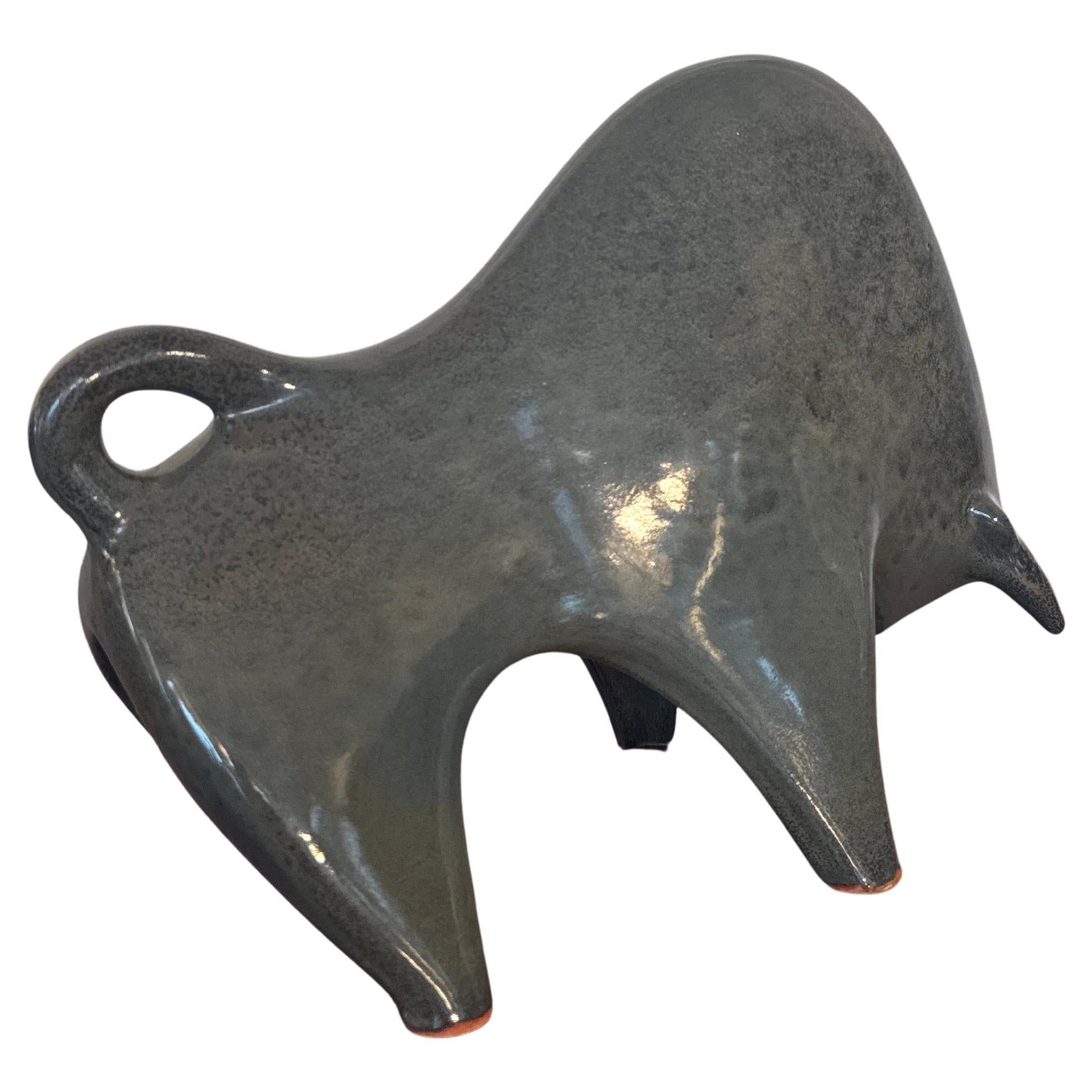 Un'impressione grafica stilistica di una bellissima figura scultorea di toro, un oggetto da collezione per i tuoi interni attribuito a Bruno Gambone realizzato in Italia negli anni '80, modellato in argilla bianca e smaltato in grigio intenso. In
