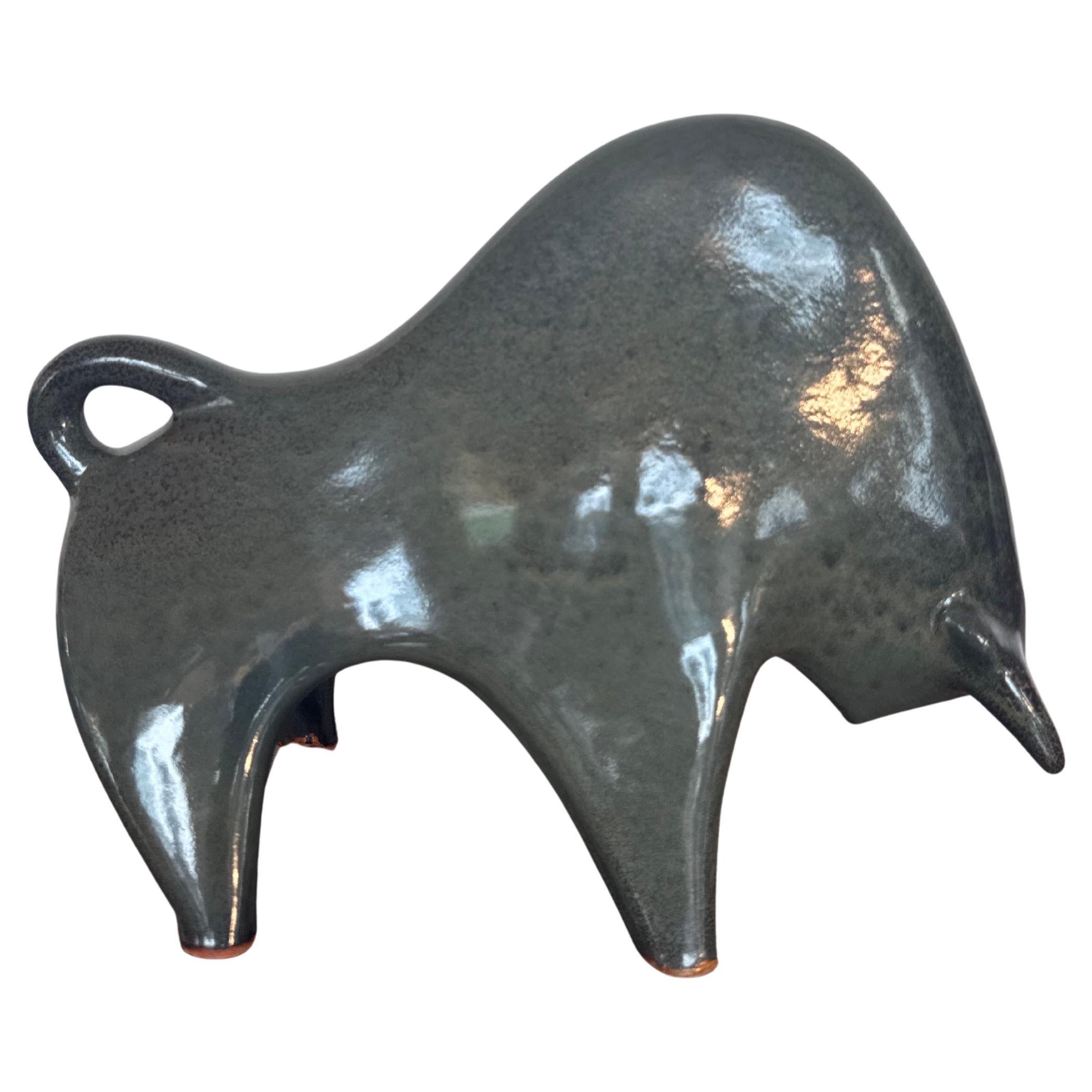 Mid-Century moderno Scultura di toro in ceramica attribuita a Bruno Gambone, anni '80 in vendita
