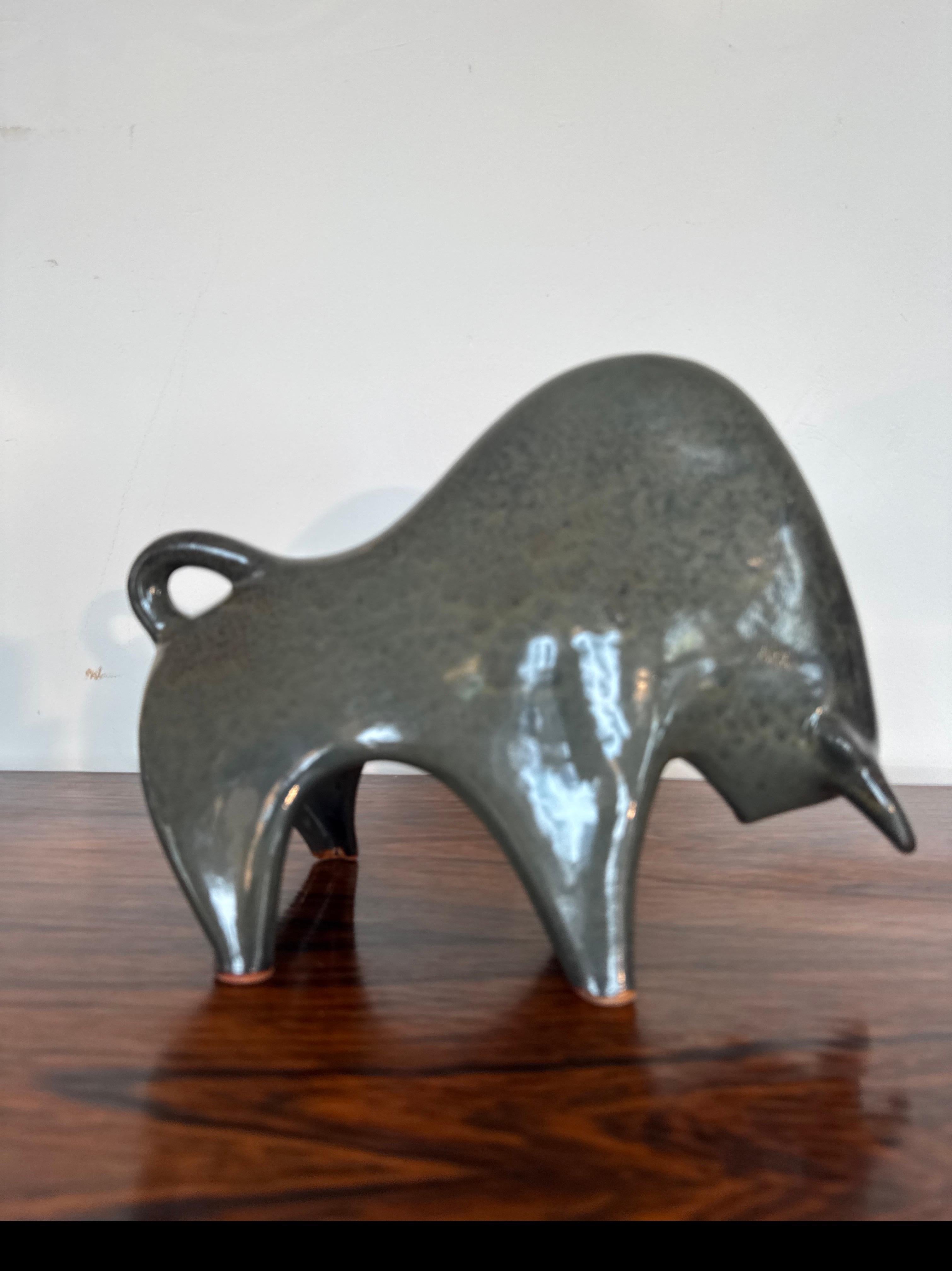 Italiano Scultura di toro in ceramica attribuita a Bruno Gambone, anni '80 in vendita