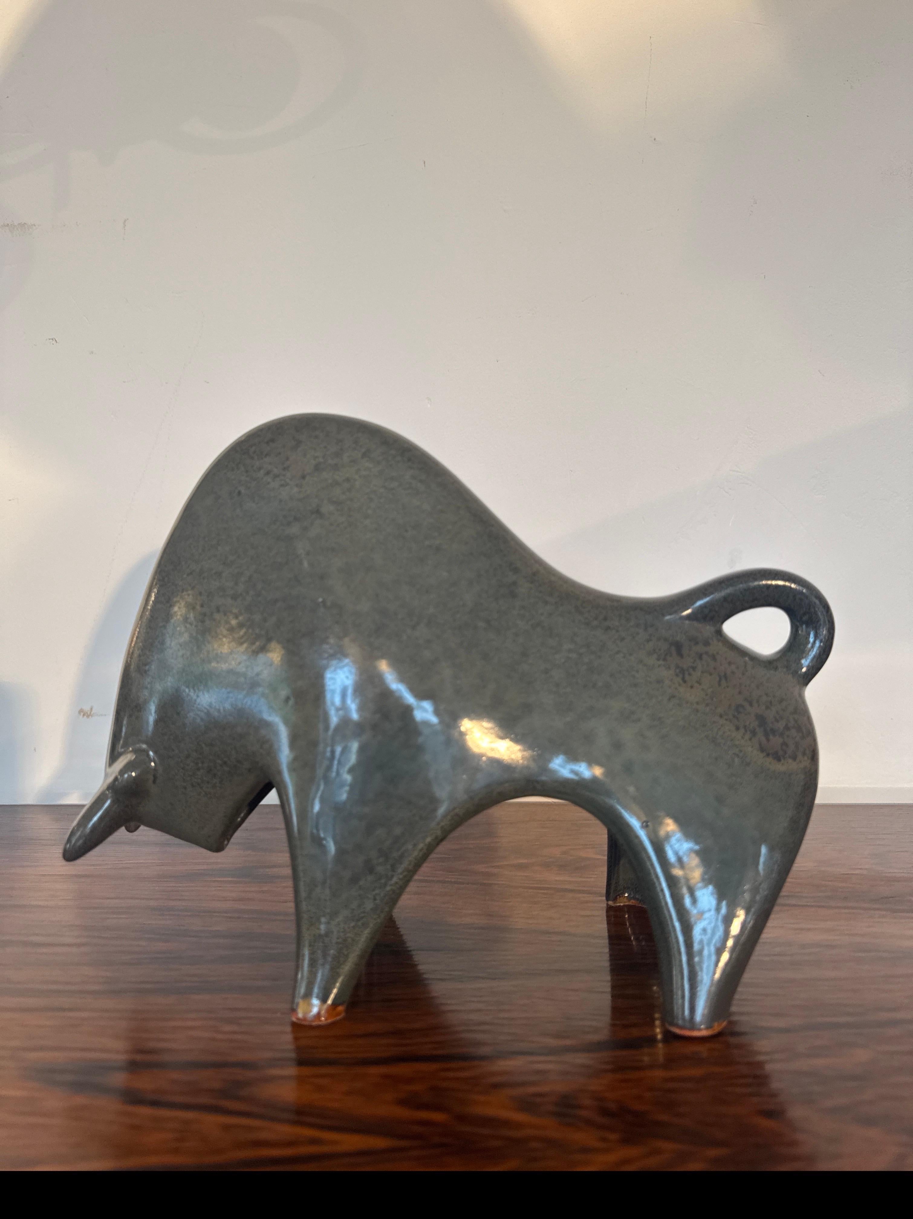 Scultura di toro in ceramica attribuita a Bruno Gambone, anni '80 In condizioni buone in vendita a Antwerp, BE