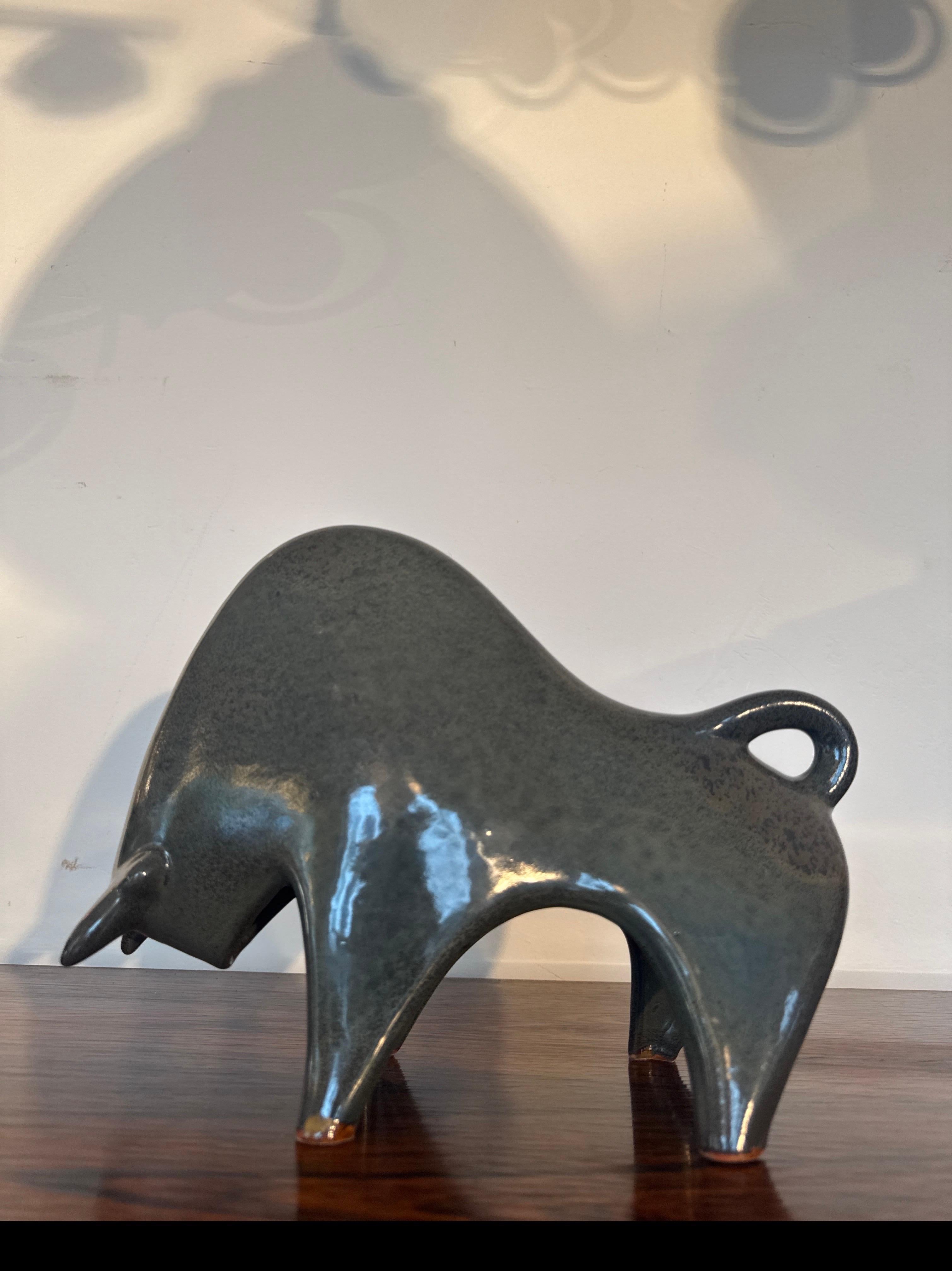 Fine XX secolo Scultura di toro in ceramica attribuita a Bruno Gambone, anni '80 in vendita