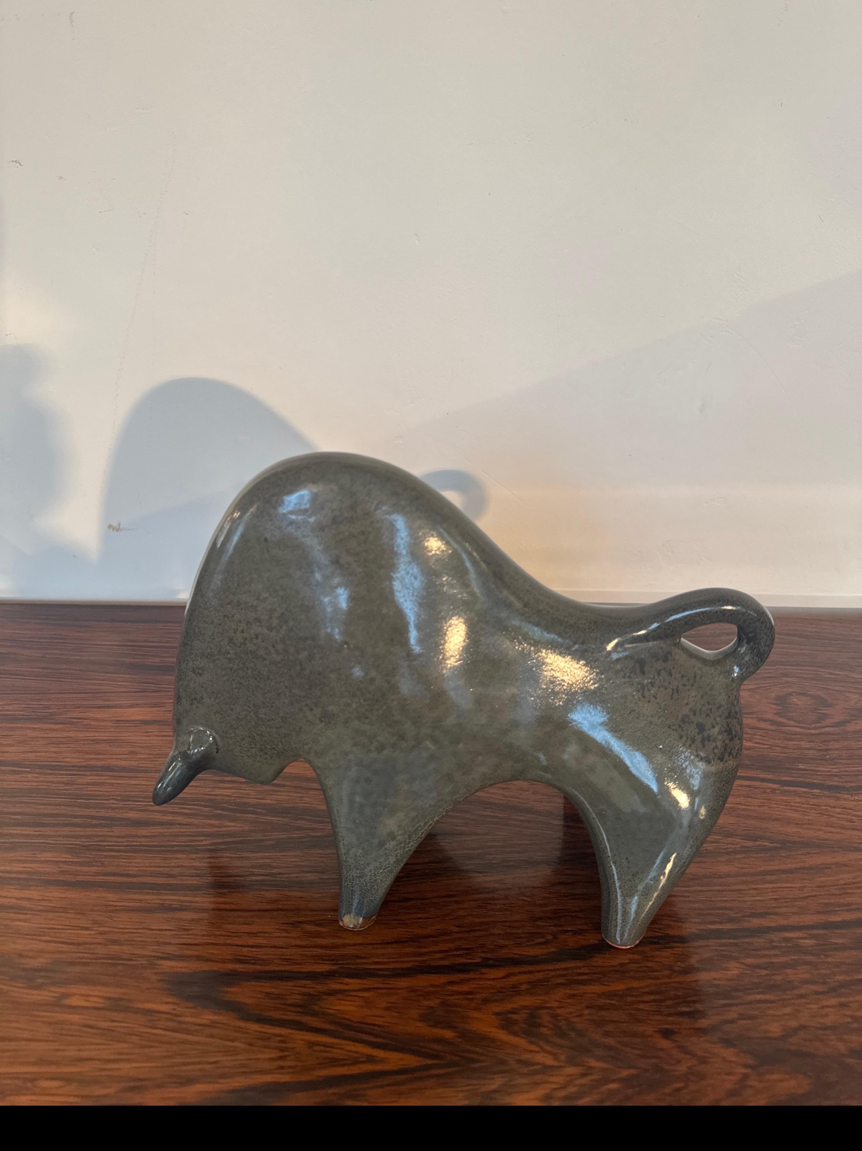 Ceramica Scultura di toro in ceramica attribuita a Bruno Gambone, anni '80 in vendita