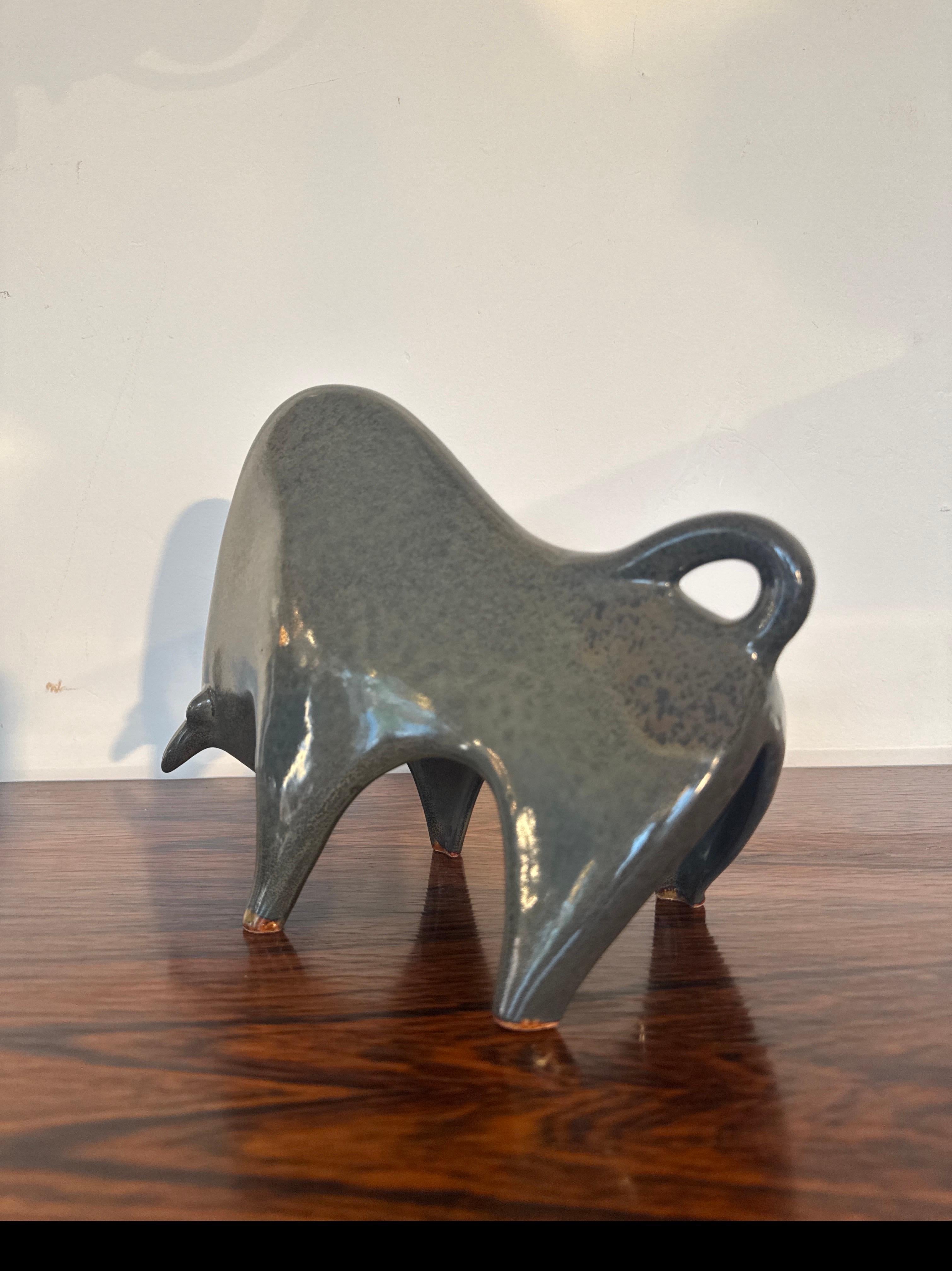 Scultura di toro in ceramica attribuita a Bruno Gambone, anni '80 in vendita 1