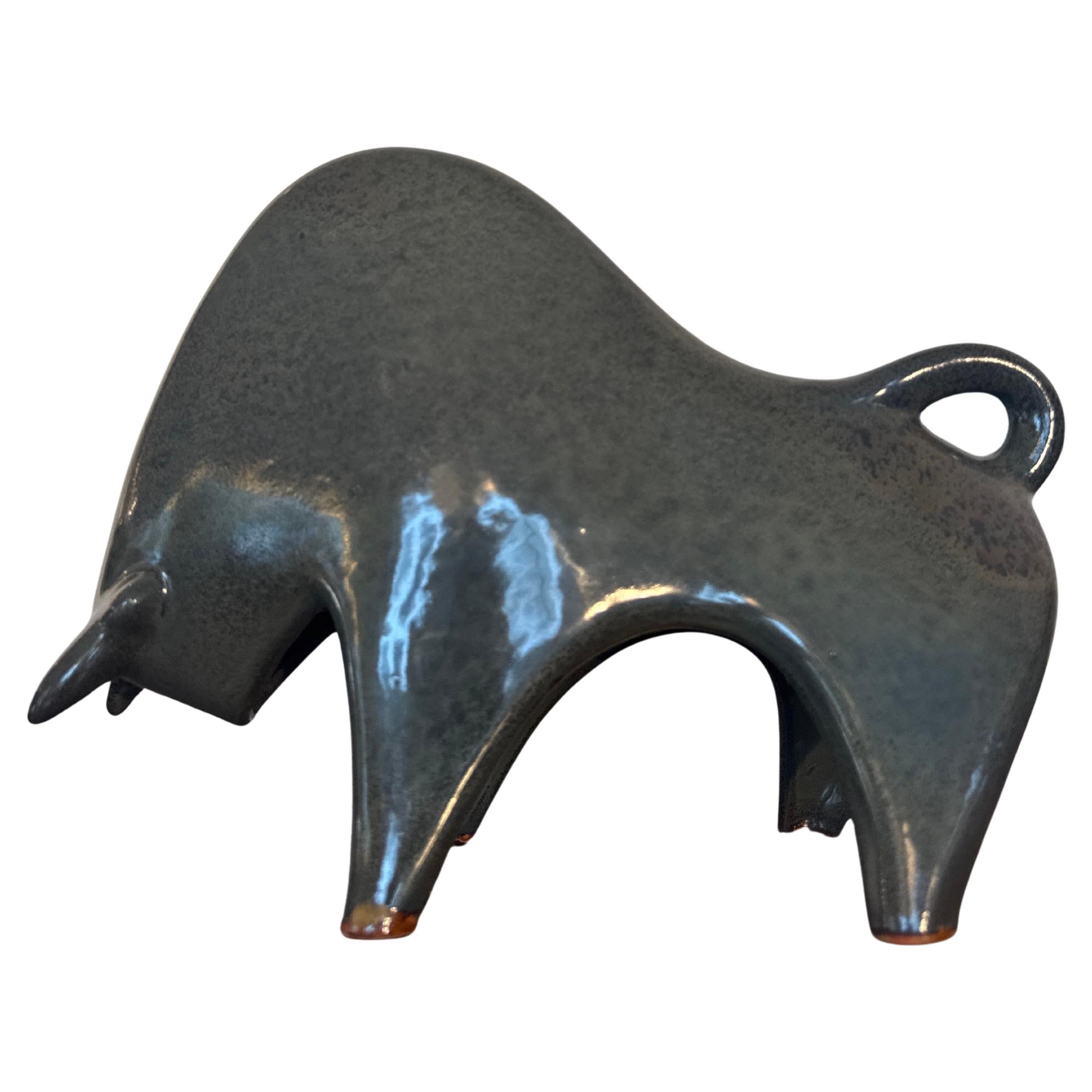 Scultura di toro in ceramica attribuita a Bruno Gambone, anni '80 in vendita