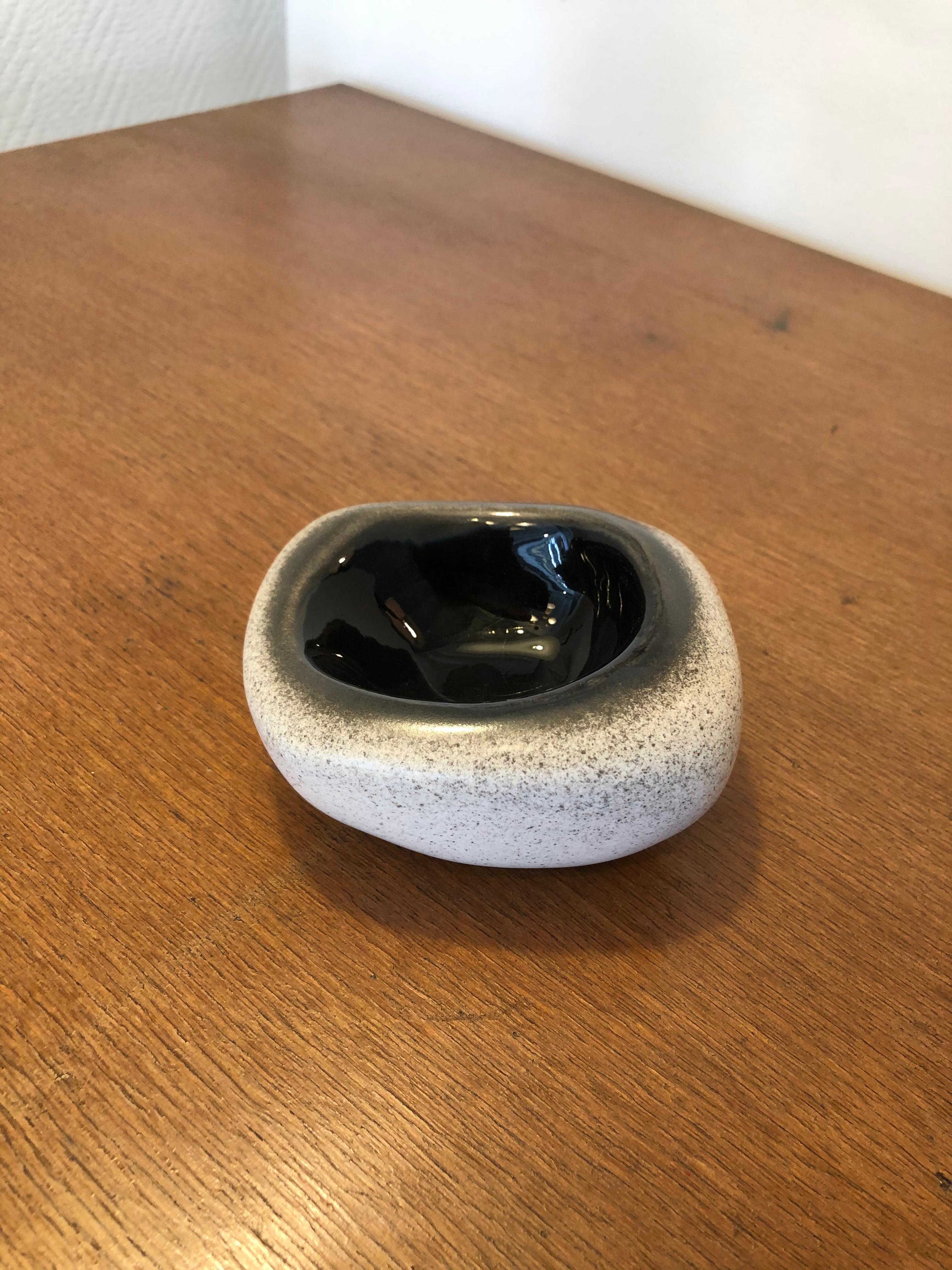 Glazed ceramic ashtray cutter in shades of matt white, speckled gray gradient and shiny dark gray,
 France, circa 1960
 Denise Gatard.
 Piece signed with the D.G monogram engraved under the base.