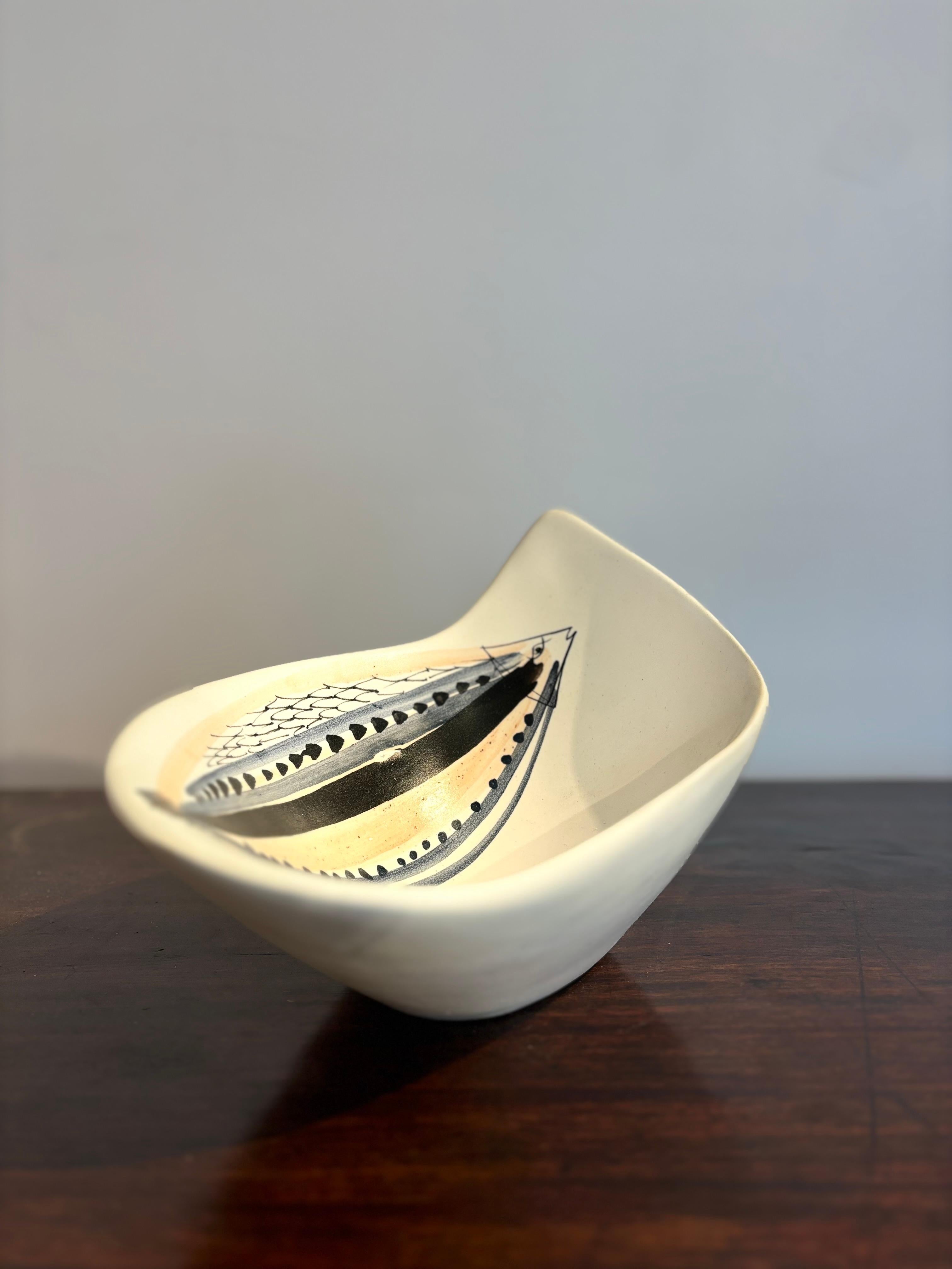Jolie coupe par Roger Capron à décor de poisson. 