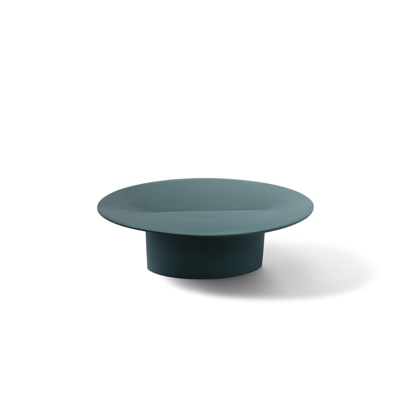 Tellina is a riser or cake stand in ceramic designed by Chiara Andreatti for Paola C., and it is part of the collection Coquille, a family composed of cake stands, centerpieces, fruit bowls and vases, inspired by natural shapes that recall stylized