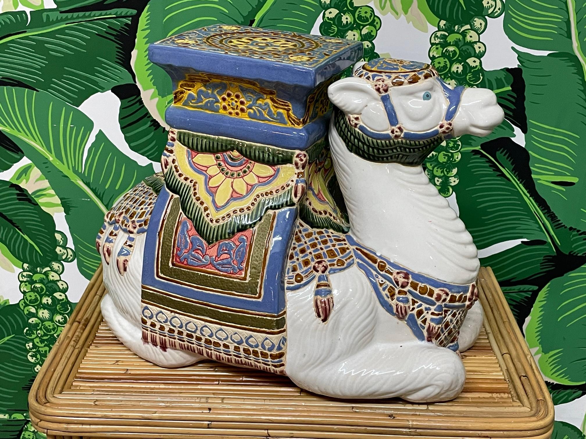 Ce grand tabouret de jardin, siège de pot de fleurs ou table d'appoint en céramique émaillée fabriqué à la main et représentant un chameau sera à coup sûr un sujet de conversation. Très bon état avec seulement des imperfections très mineures