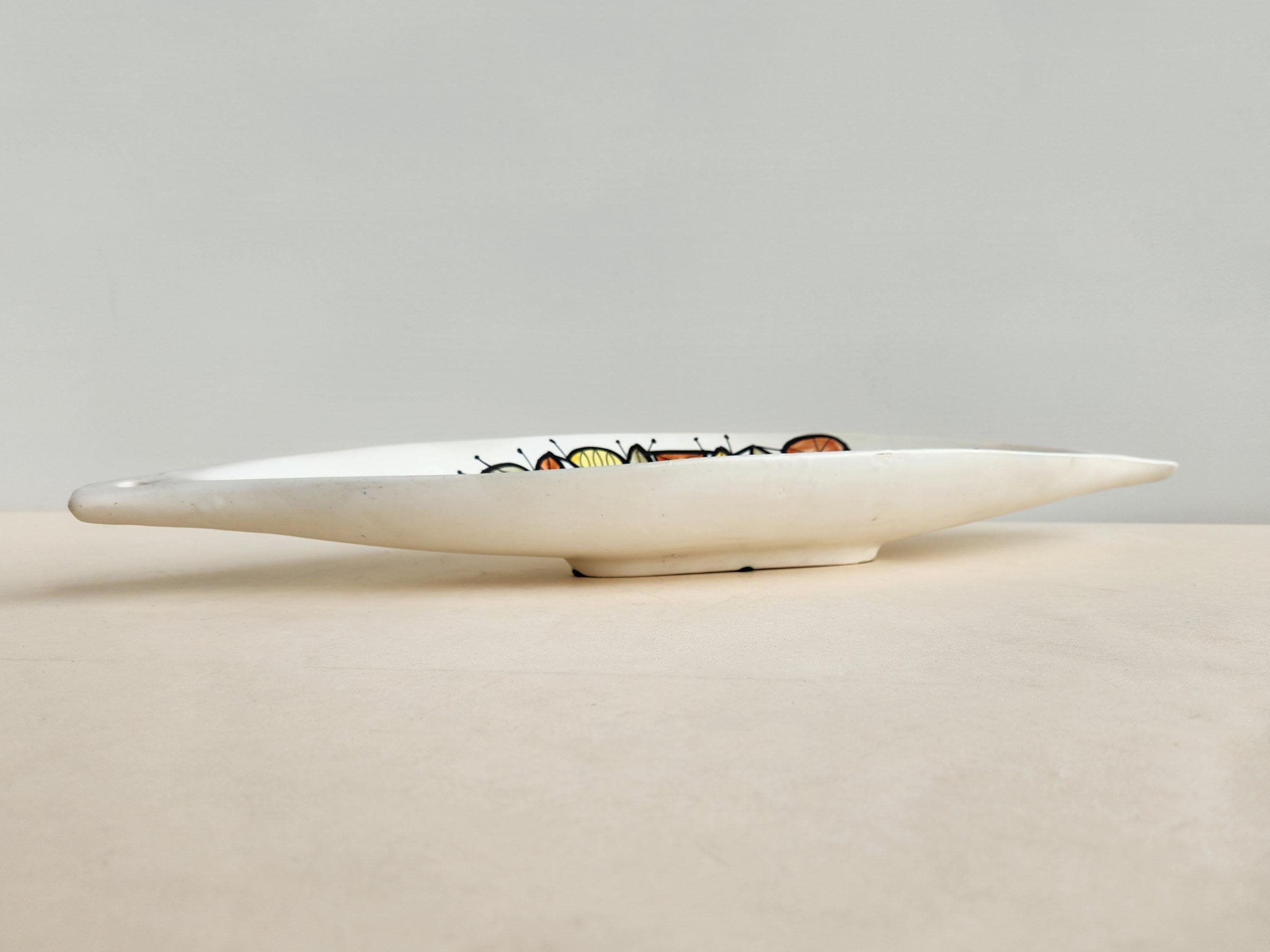 Vase décoratif en céramique

Roger Capron Signé Vallauris, France.

Roger Capron était un céramiste français influent, connu pour ses tables en faïence et son utilisation de motifs récurrents tels que des branches stylisées et des soleils