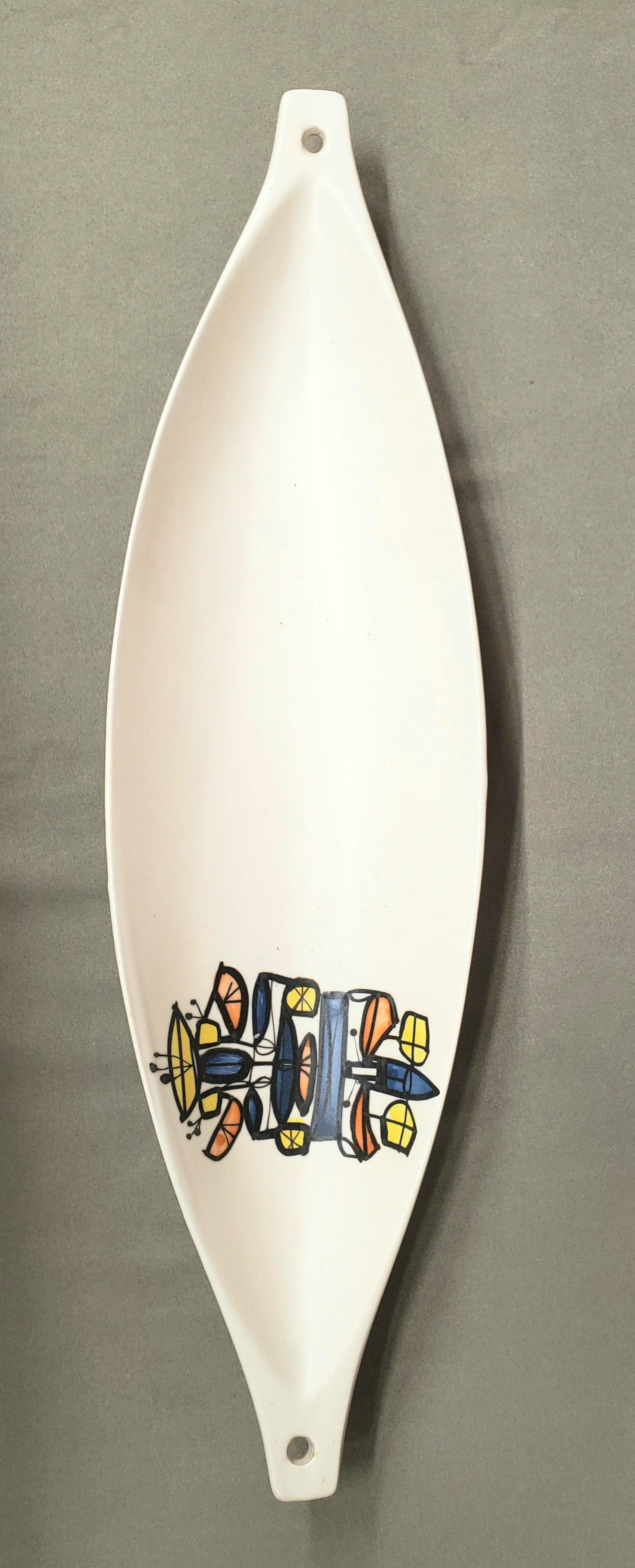 Vase décoratif en céramique vintage

Roger Capron Signé Vallauris, France.

Roger Capron était un céramiste français influent, connu pour ses tables en faïence et son utilisation de motifs récurrents tels que des branches stylisées et des soleils