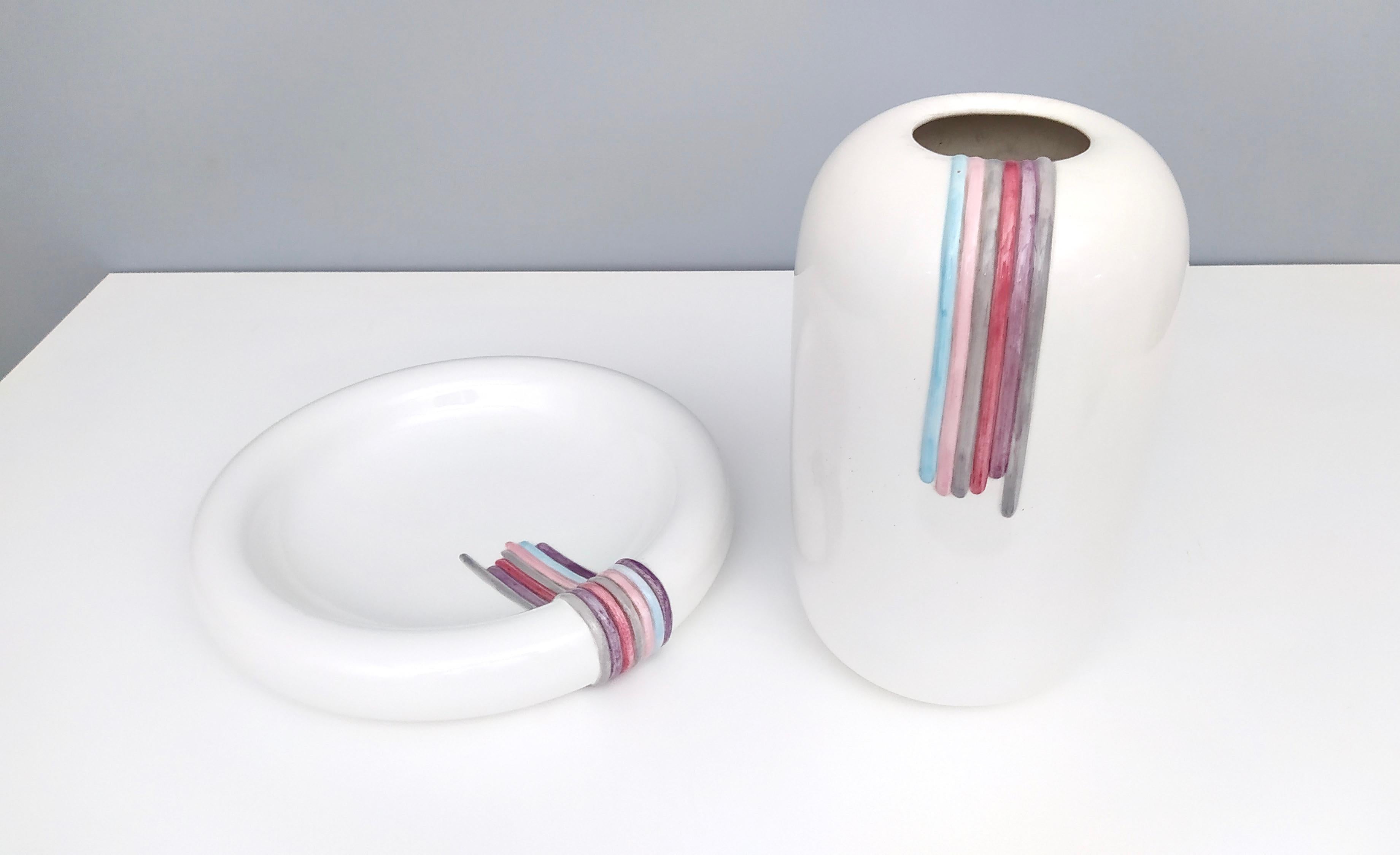 Runder weißer Aufbewahrungsbehälter aus Keramik von Ambrogio Pozzi mit handbemalten Details, Italien (Postmoderne) im Angebot
