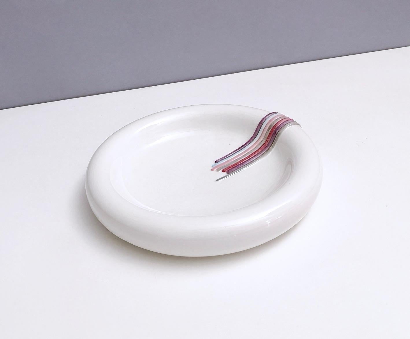 Catchall redondo de cerámica blanca de Ambrogio Pozzi con detalles pintados a mano, Italia en Excelente estado para la venta en Bresso, Lombardy
