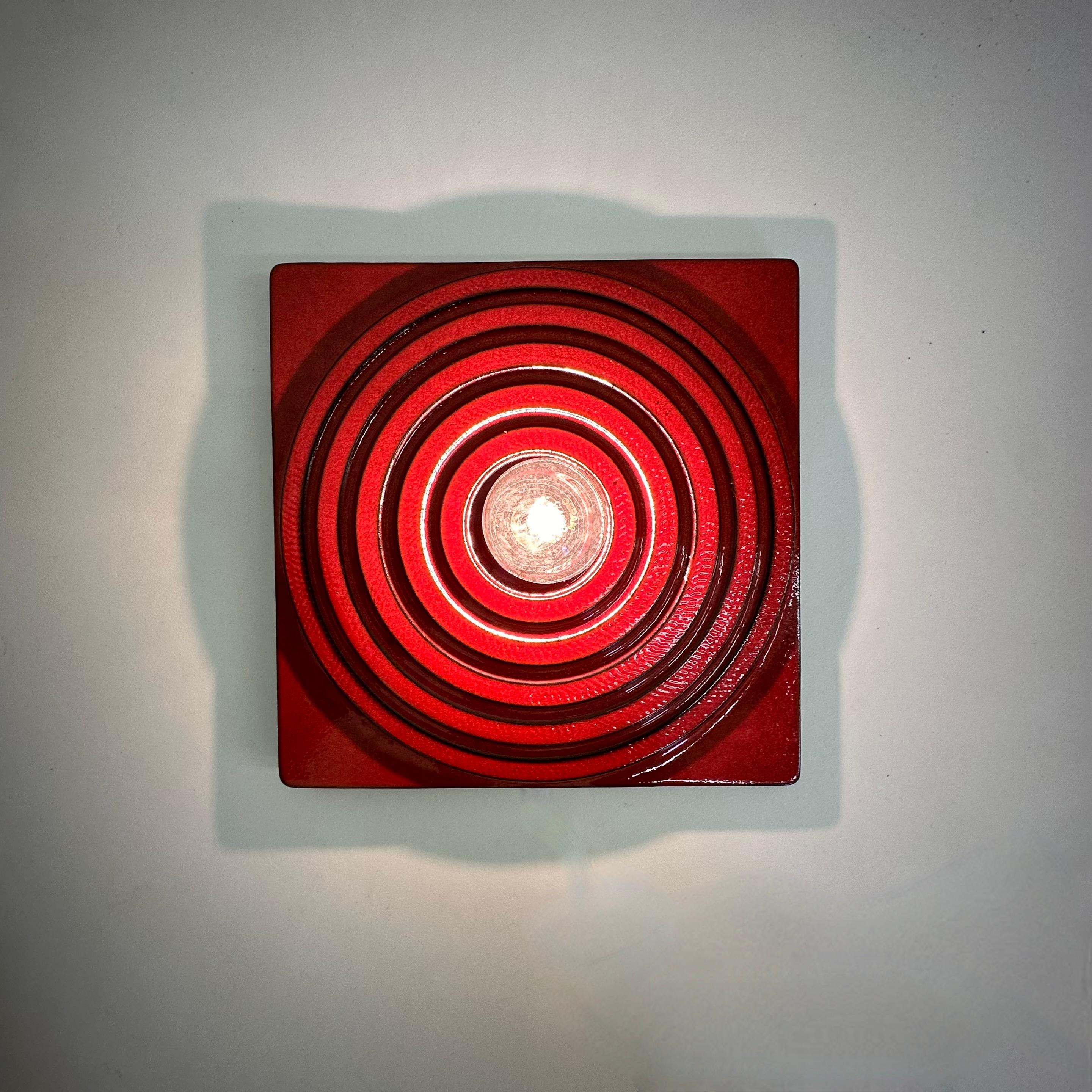 Dimensions: 31cm Width, 31cm Height , 14cm Depth

Condition: Good

Material: Ceramic

Color: Red