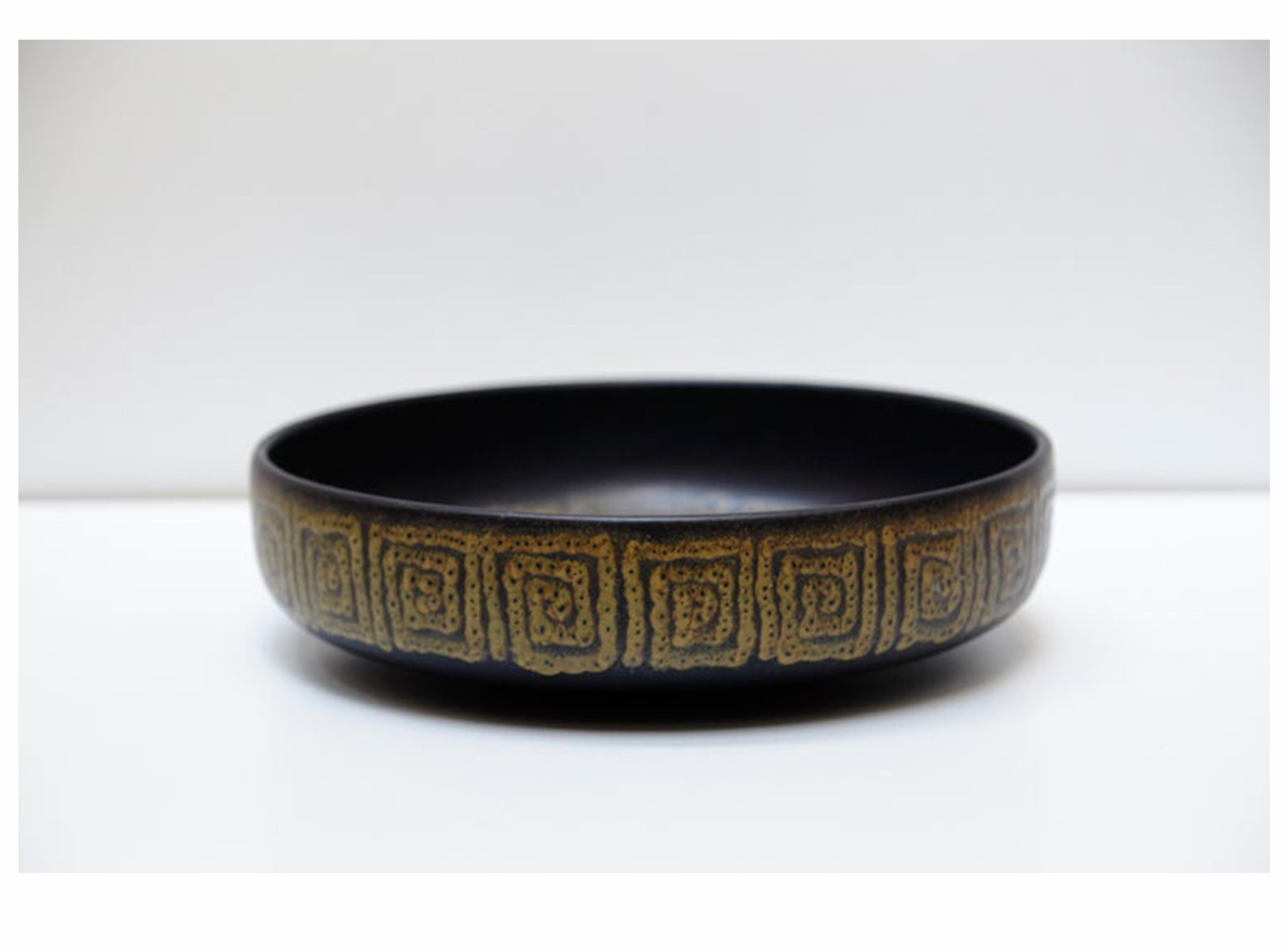 Ceramic center bowl by Serra from Spain, circa 1960.

In good original condition with minor wear consistent of age and use, preserving a beautiful patina.