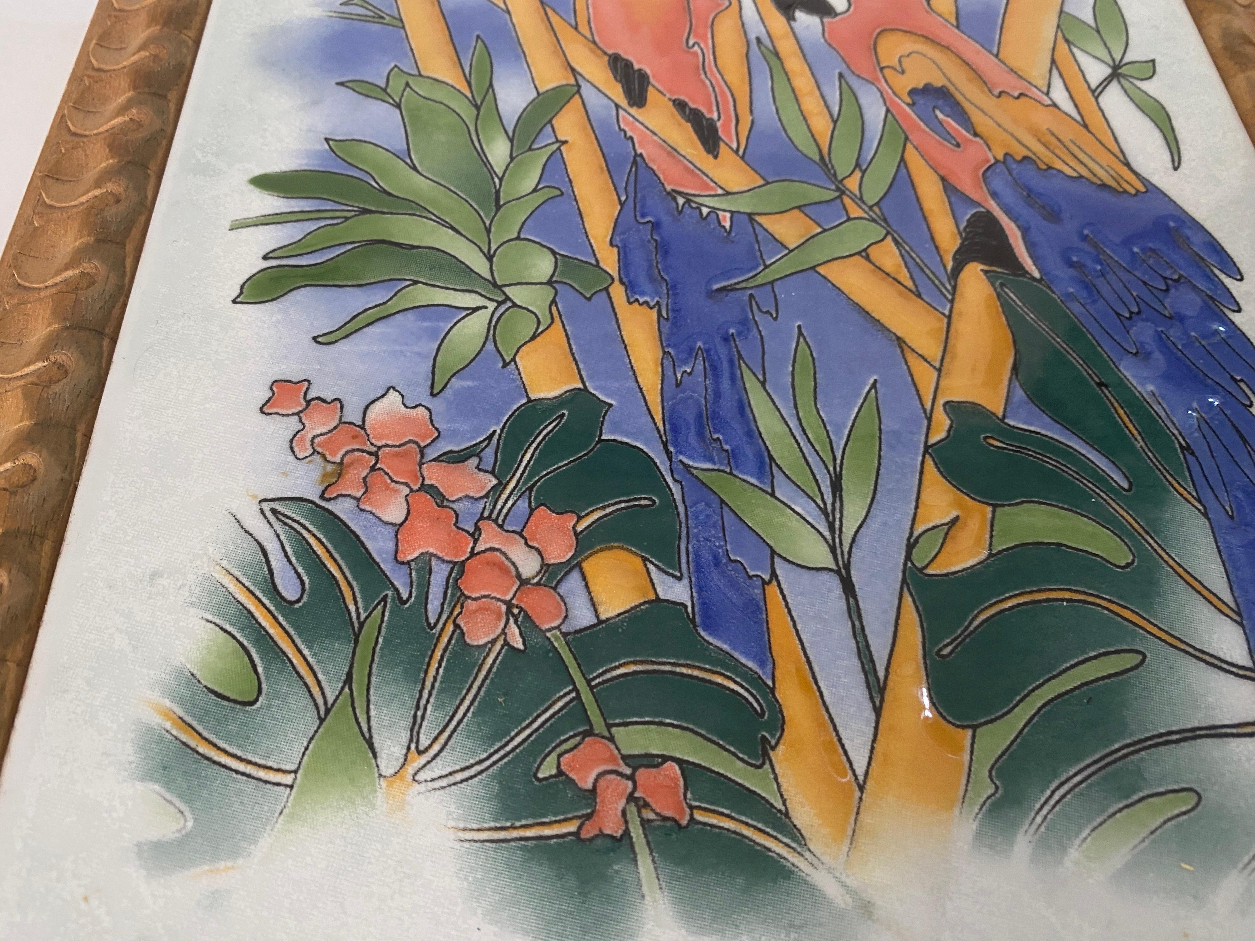 Diese Mitte Tisch oder Untersetzer, ist in Porzellan auf der Oberseite, und die Box ist in Holz. Sie wurde in Frankreich um 1970 durchgeführt.
Das Muster sind dekorative Blumen mit Papageien. Weiße, orange, blaue und grüne Farben.